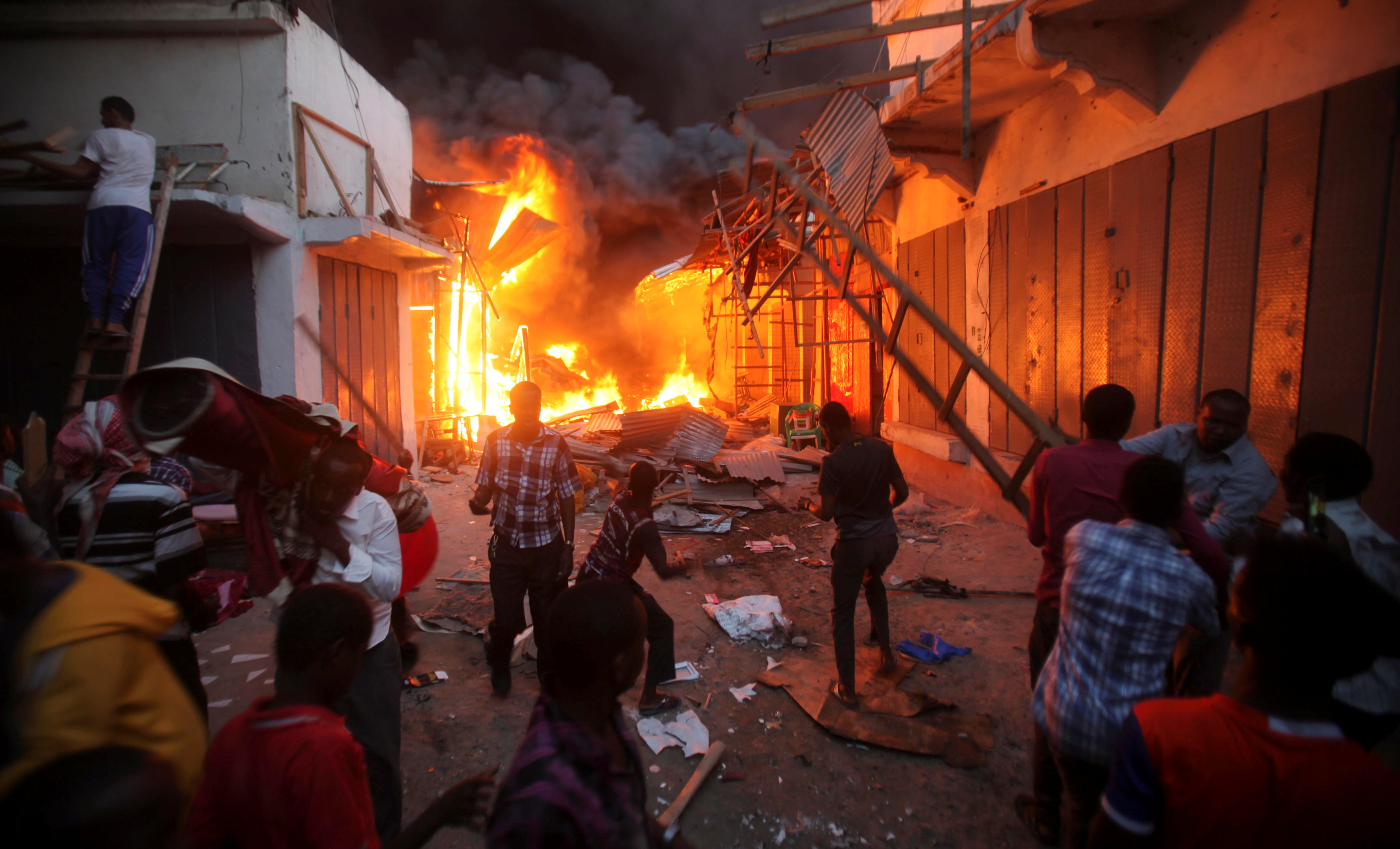 مواطنون يزيلون الأخشاب داخل سوق يحترق فى الصومال