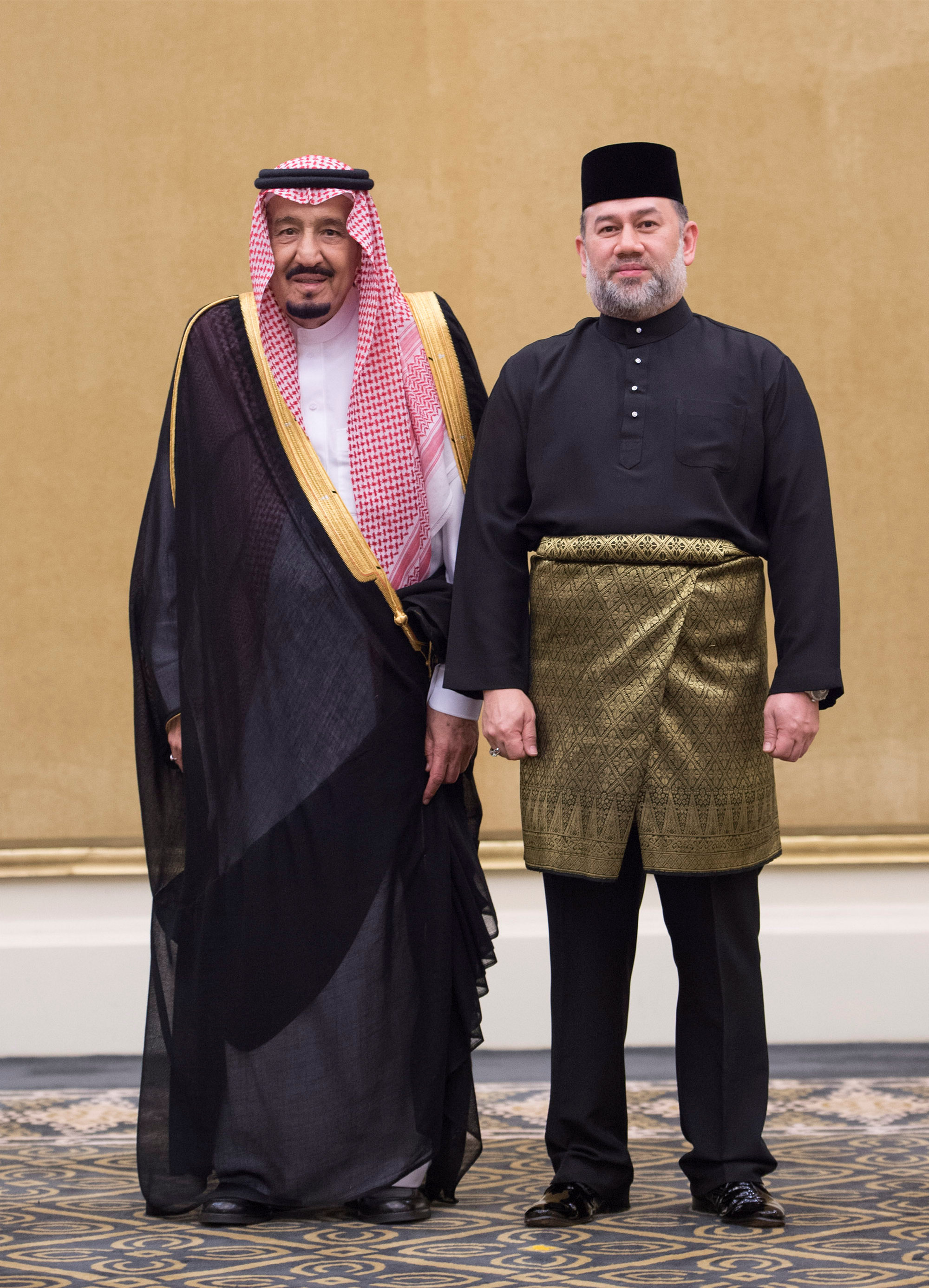 العاهل السعودى وبجواره الملك محمد الخامس ملك ماليزيا