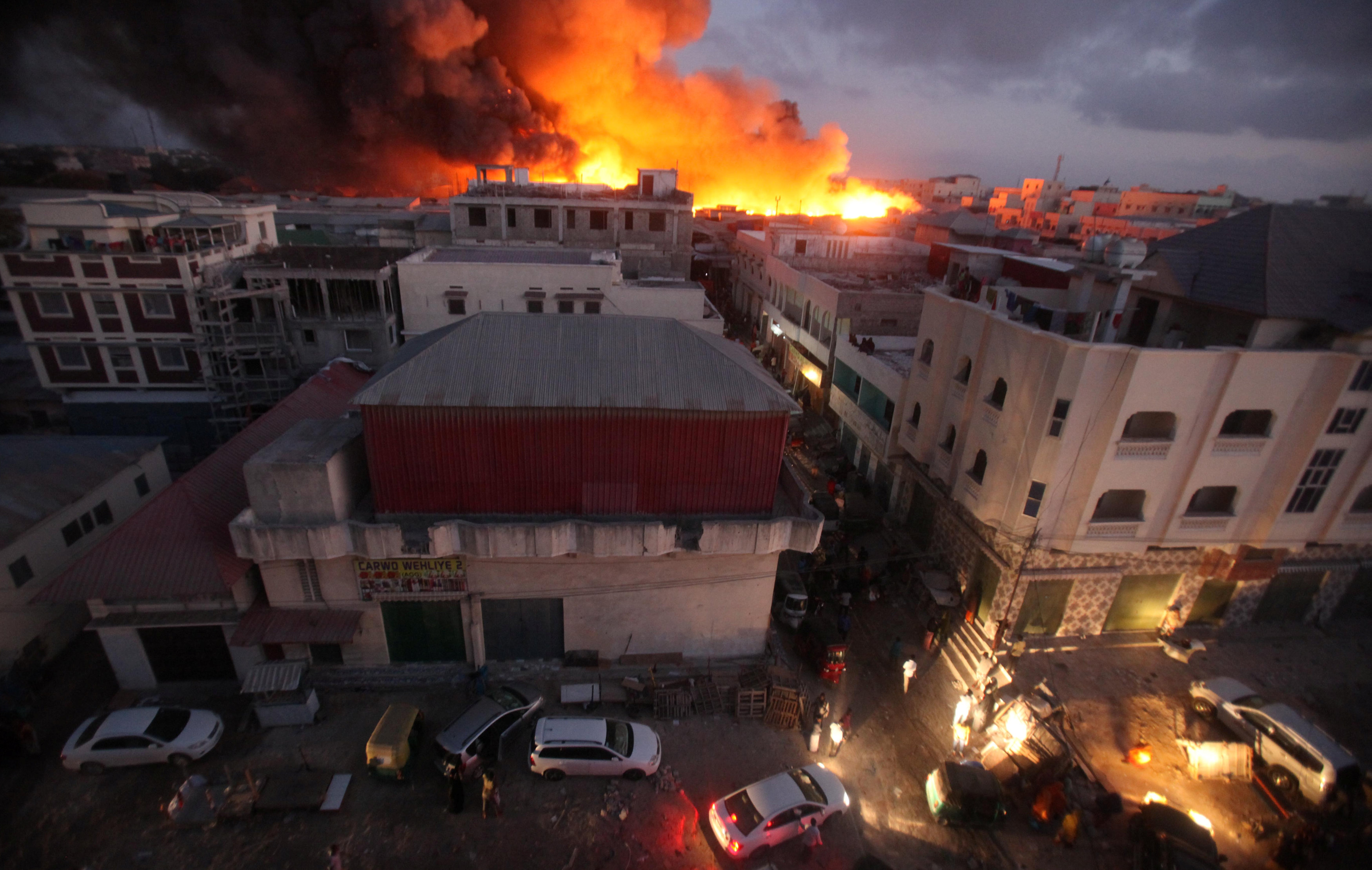 مشهد رأسى لحريق هائل فى سوق بالصومال