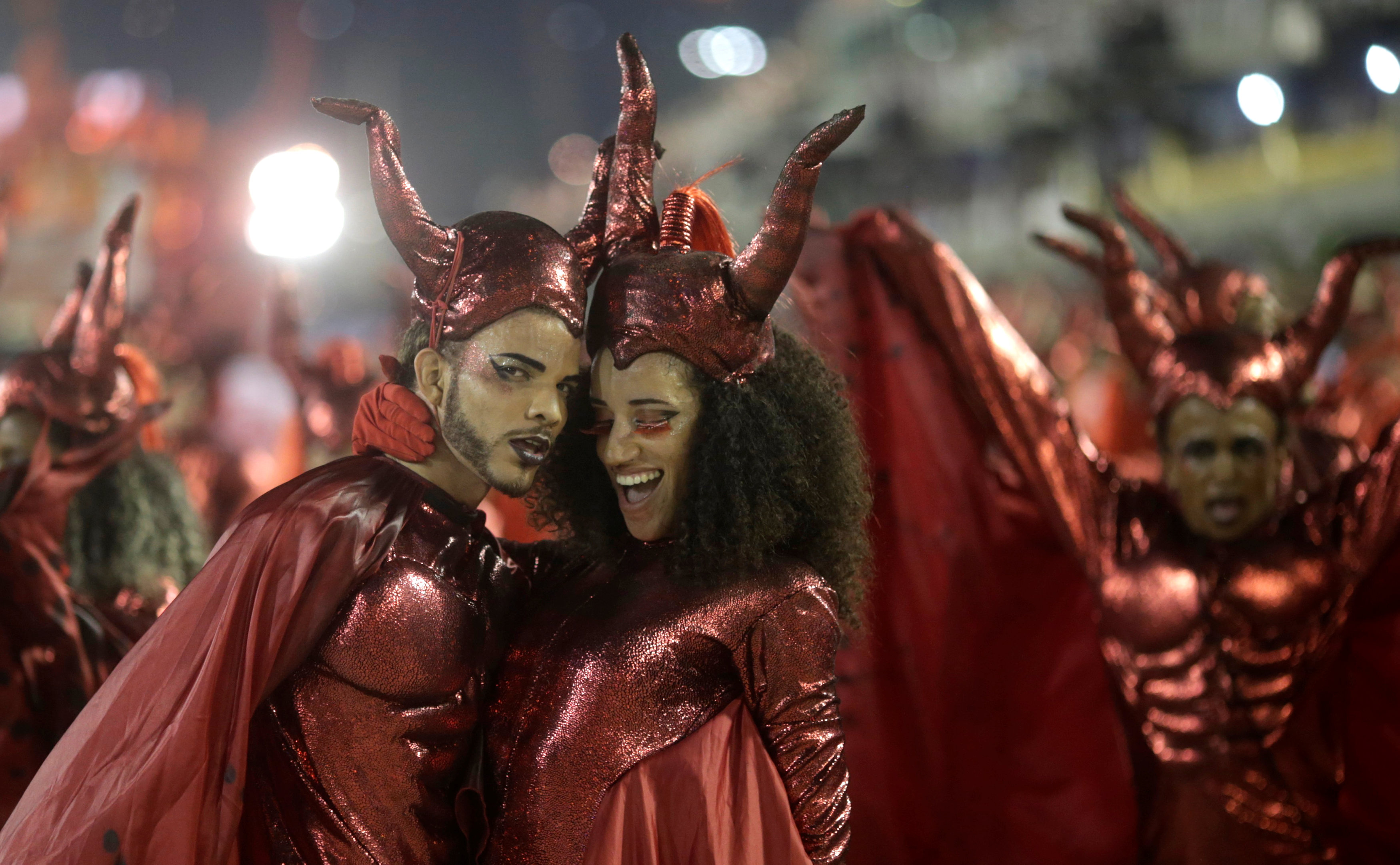 شباب يرتدون زى يتشبه بالشيطان فى لون أحمر خلال كرنفال البرازيل الشعبى لإحياء رقصة السامبا