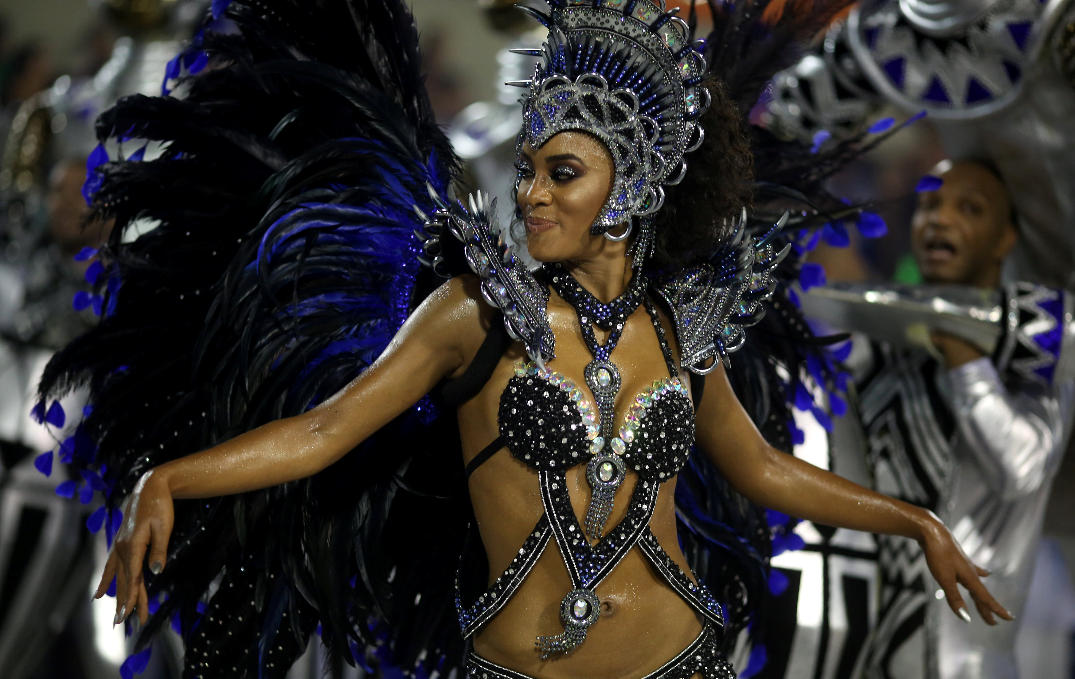فتاة ترقص خلال عرض لكرنفال احياء رقصة السامبا فى البرازيل