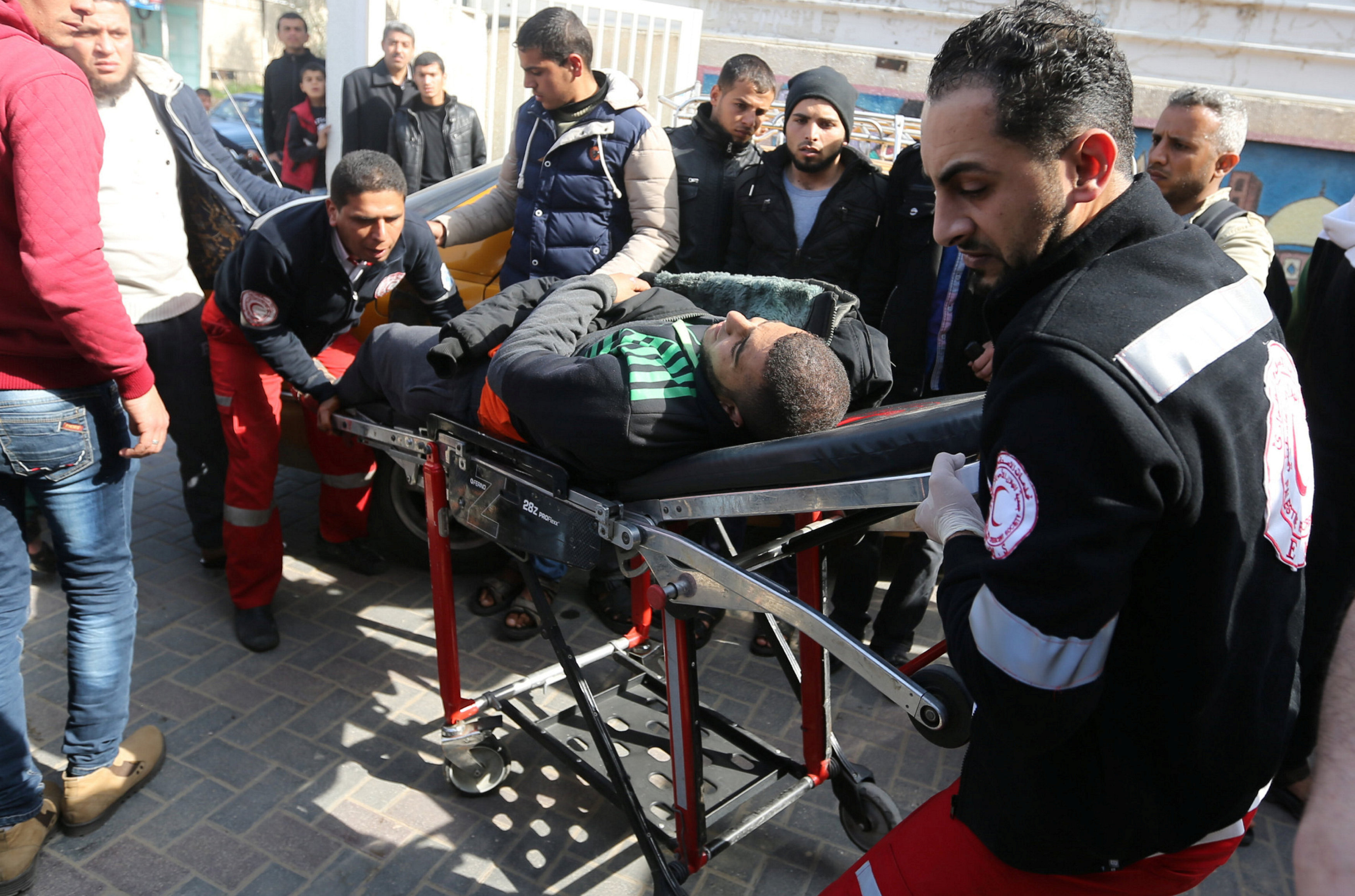 شاب فلسطينى مصاب فى الغارة الجوية الإسرائيلية على قطاع غزة