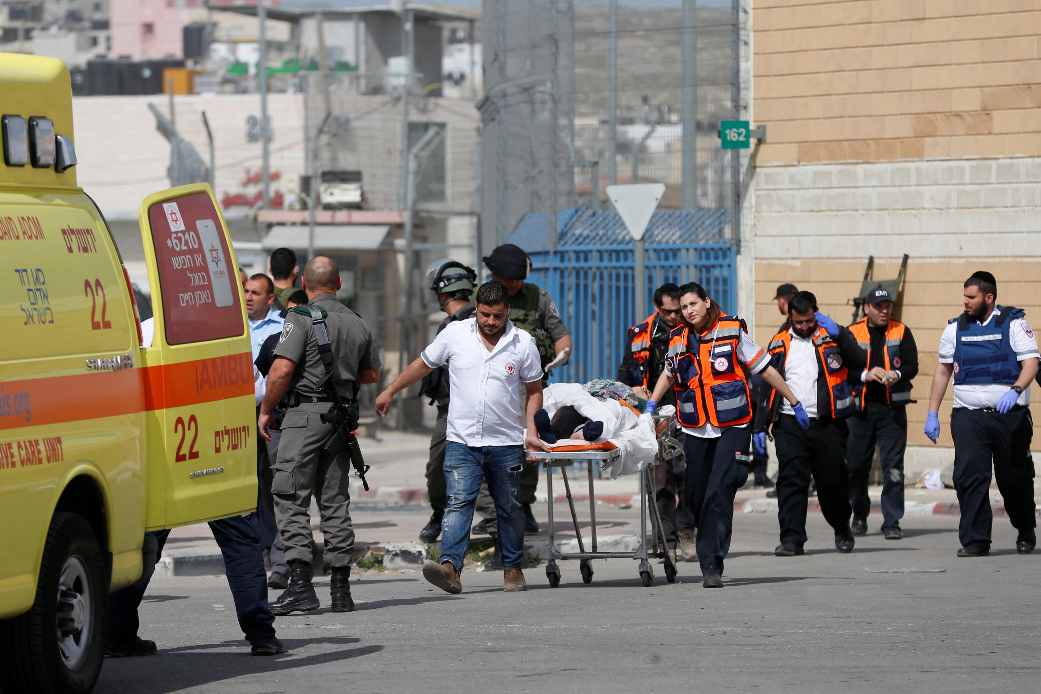سيارة اسعاف تنقل الفتاة الفلسطينية المصابة برصاص قوات الاحتلال