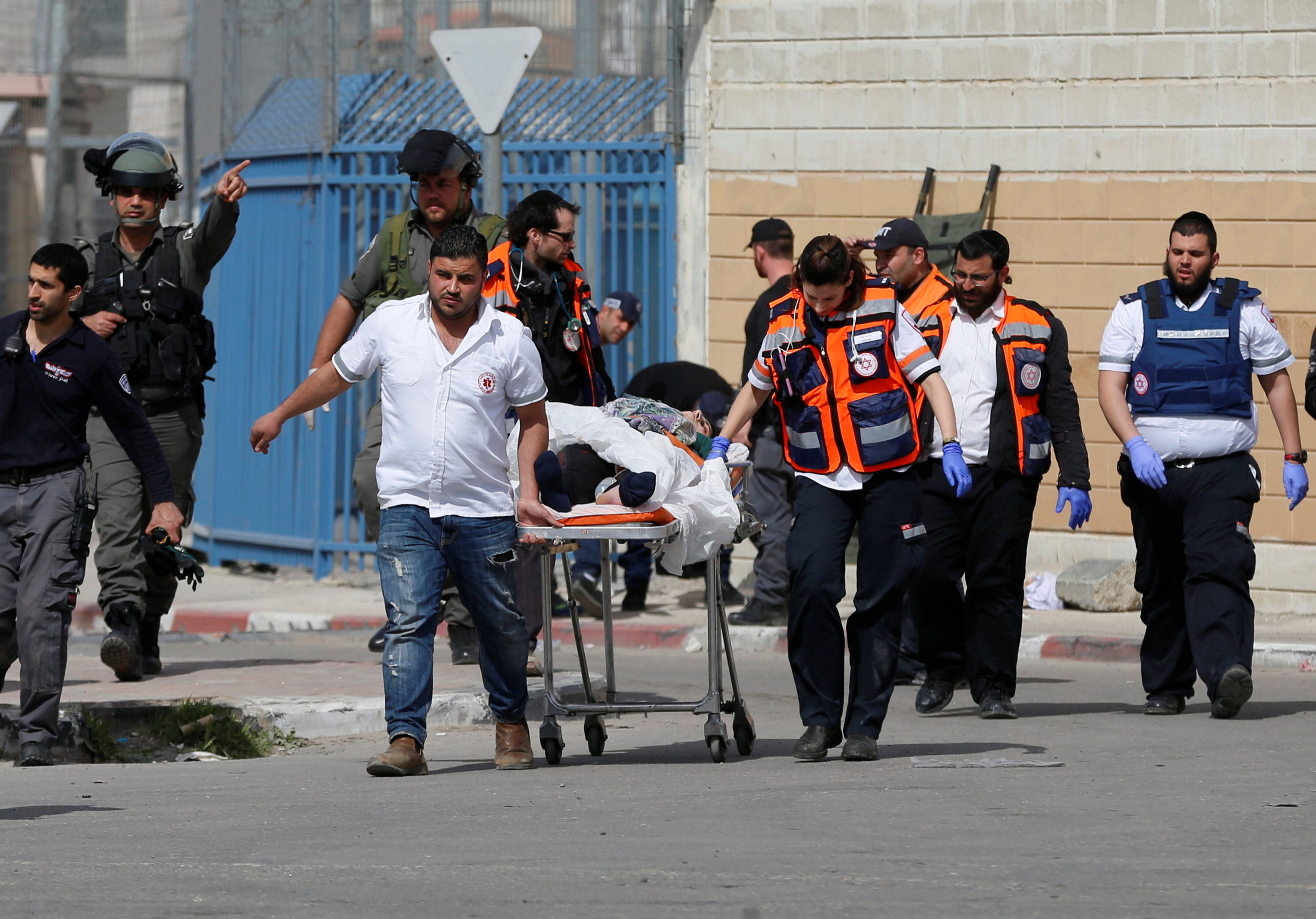 مسعفون وقوات الاحتلال ينقلون فتاة فلسطينية بعد اصابتها برصاص الجيش الاسرائيلى