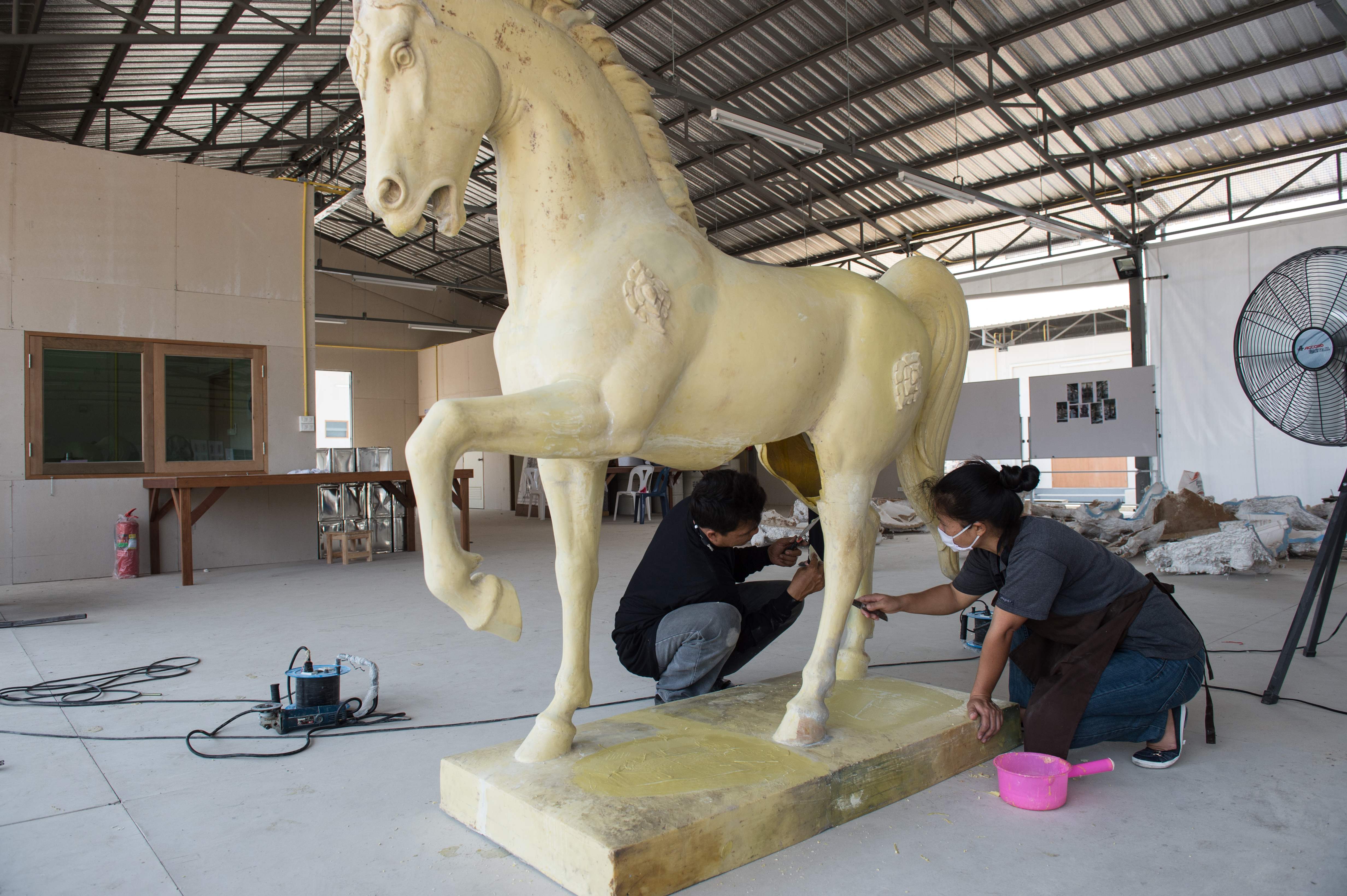 فنانين ينحتون تمثال لحصان سيكون جزء من محرقة ملك تايلاند الراحل