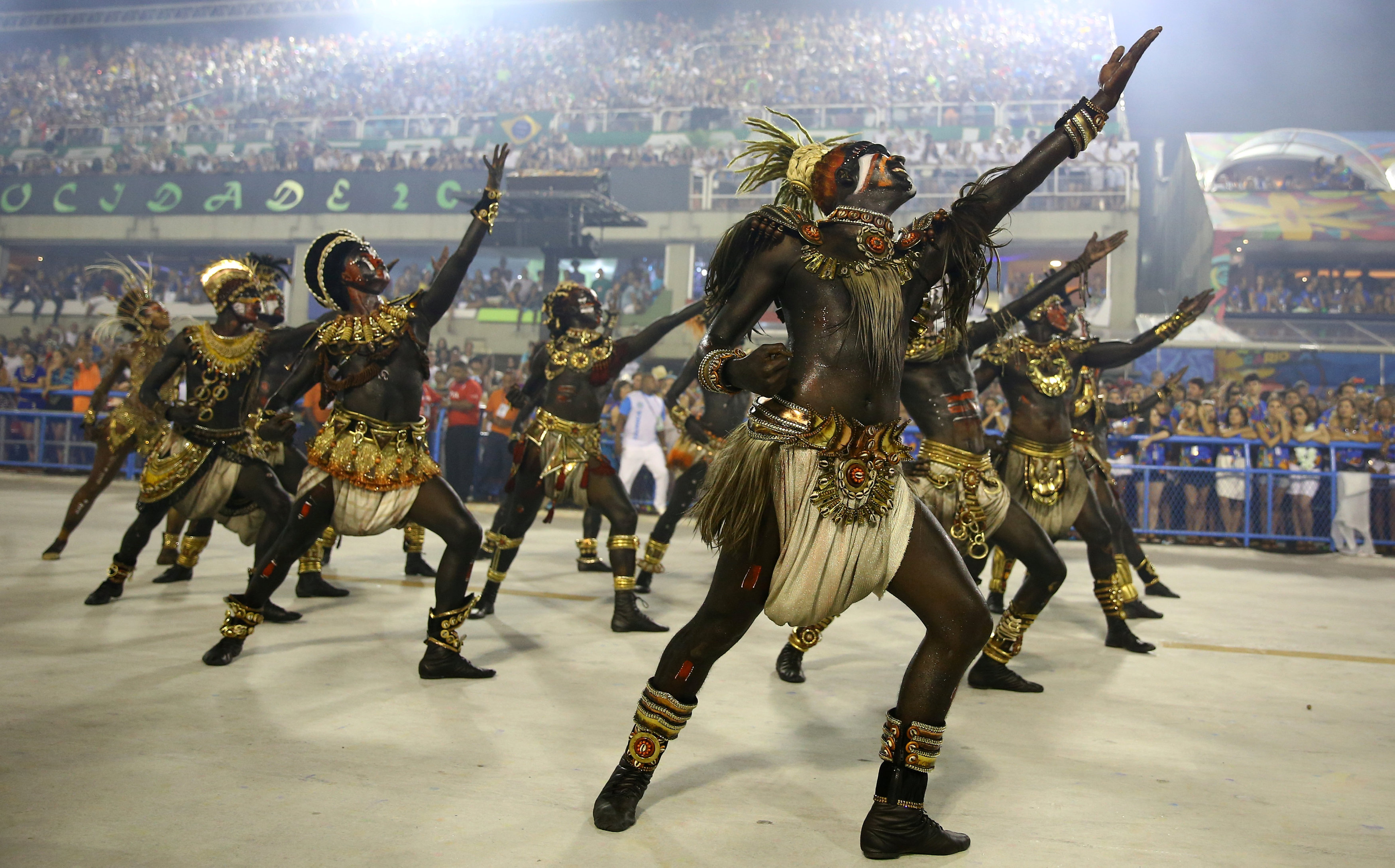 رقصات خاصة لإحياء رقصة السامبا فى كرنفال بالبرازيل