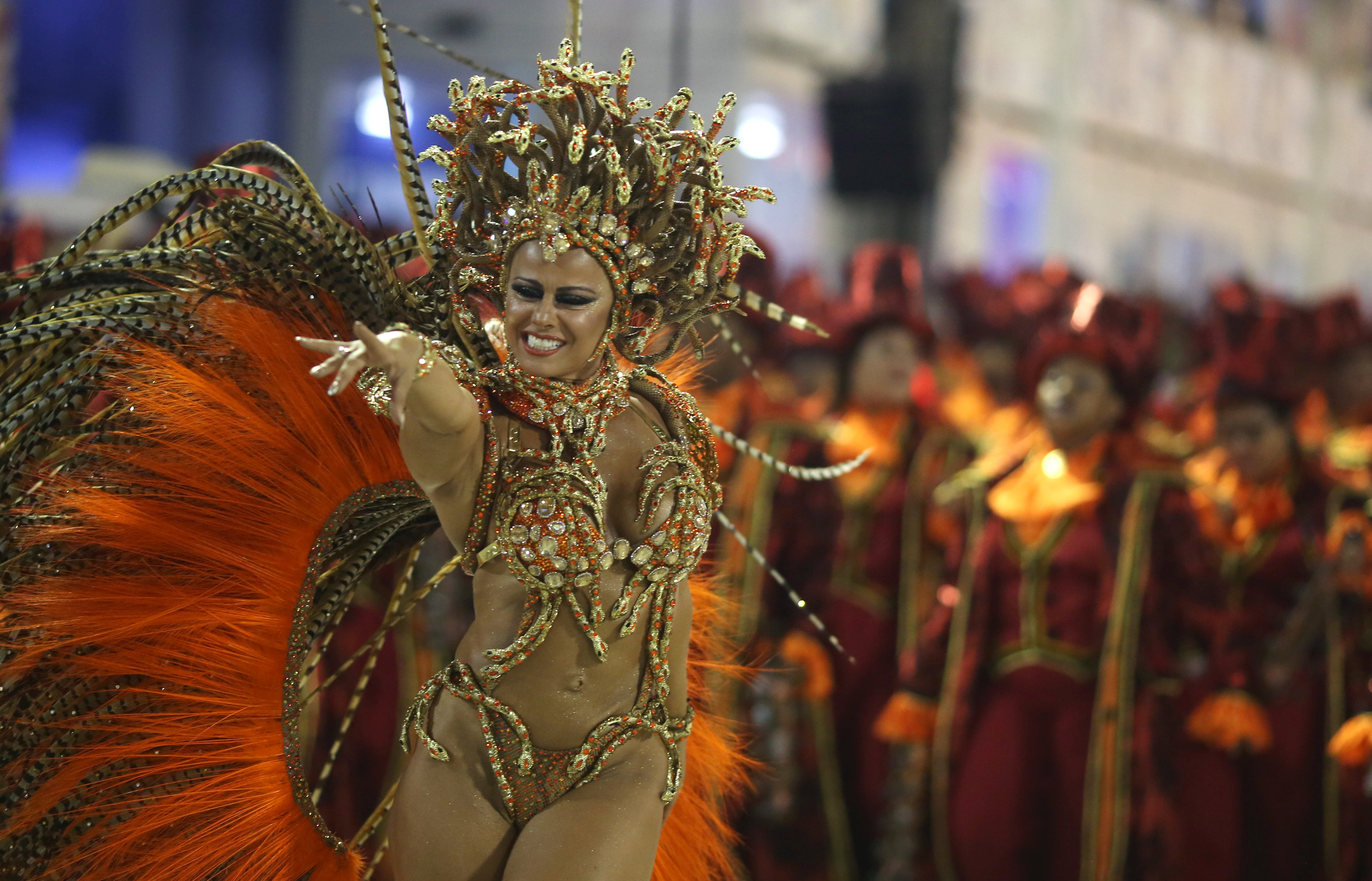 فتاة تؤدى عرض فنى خلال احتفالات كرنفال رقصة السامبا فى البرازيل