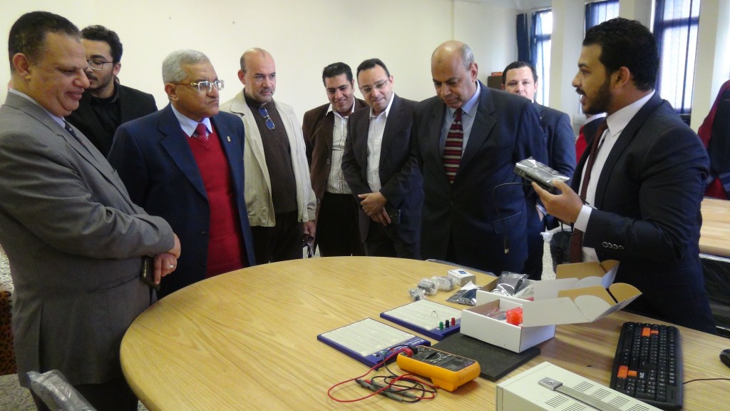رئيس جامعة المنيا خلال زيارة المعمل