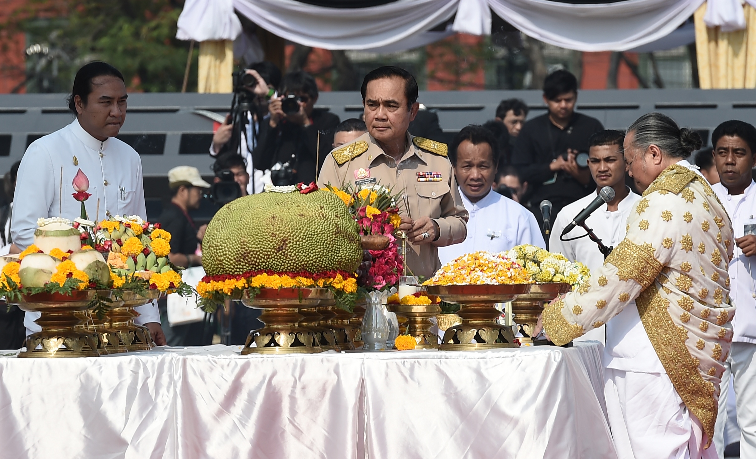 رئيس الوزراء التايلاندى برايوت تشان أوتشا يتفقد القرابين المعدة لمحرقة جنازة ملك تايلاند السابق