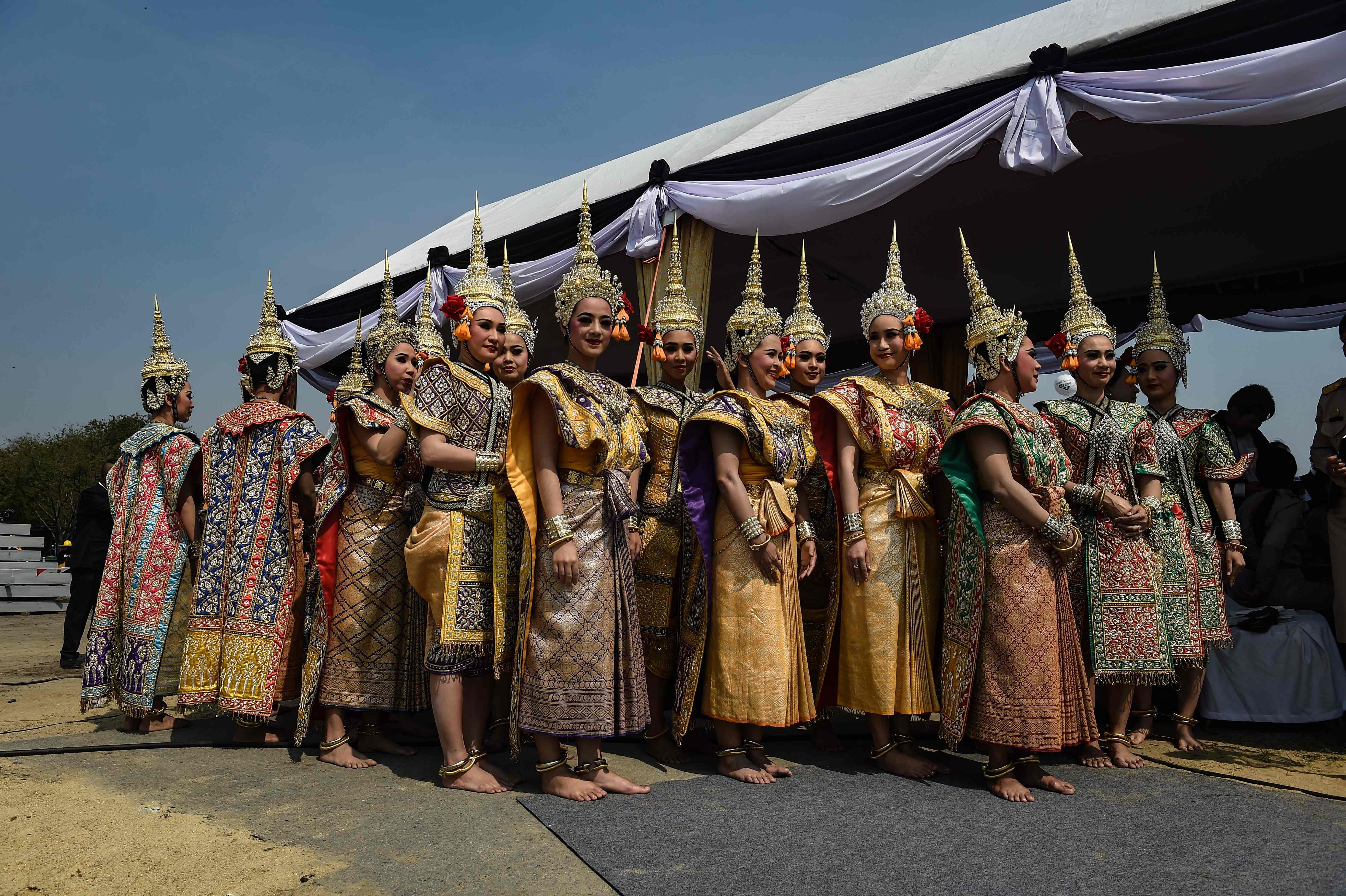 راقصات تايلانديات يؤدين بروفات لتقديم عروض خلال الطقوس الدينية لمحرقة الملك الراحل بوميبول