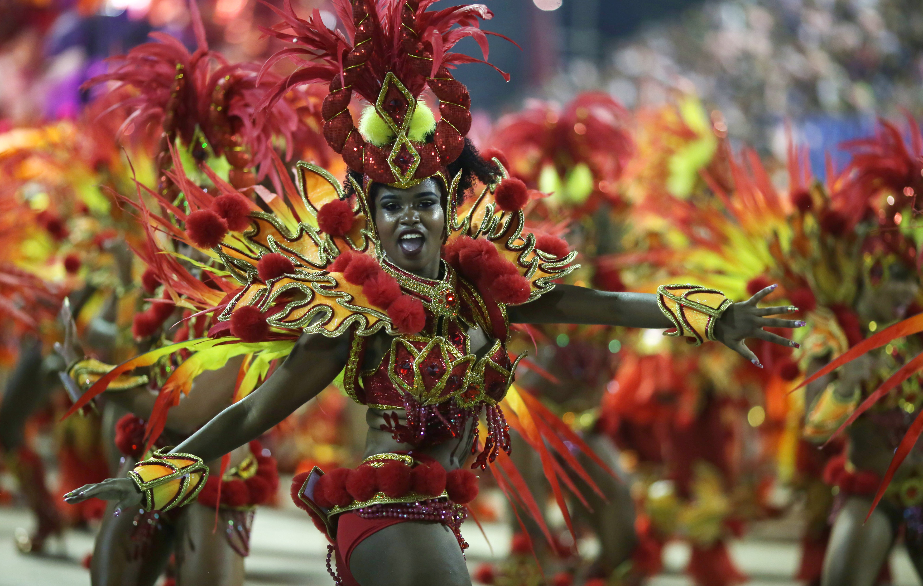 عروض فنية فى احتفالات كرنفال احياء رقصة السامبا بالبرازيل
