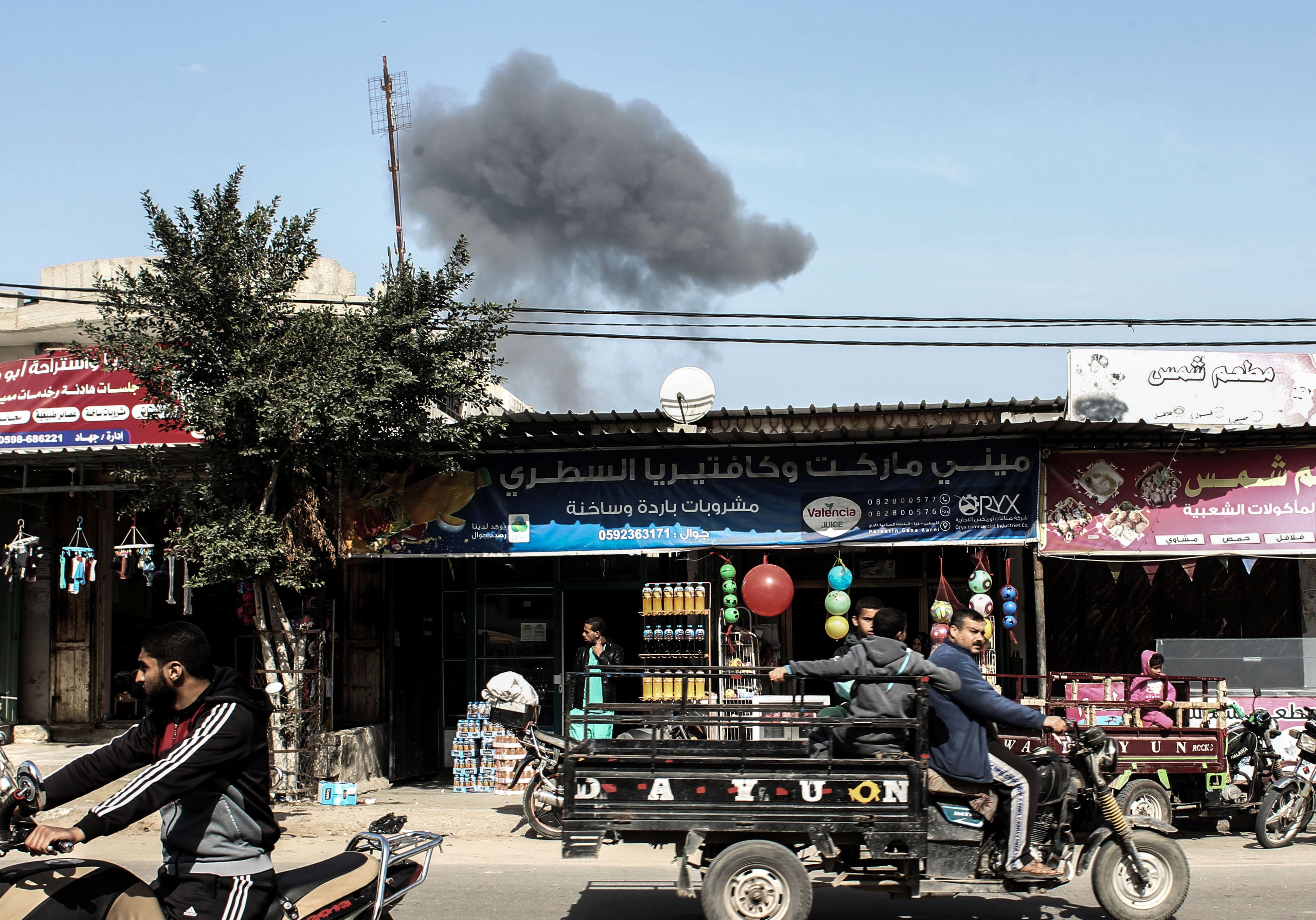دخان فى سماء قطاع غزة أثر القصف الجوى الإسرائيلى