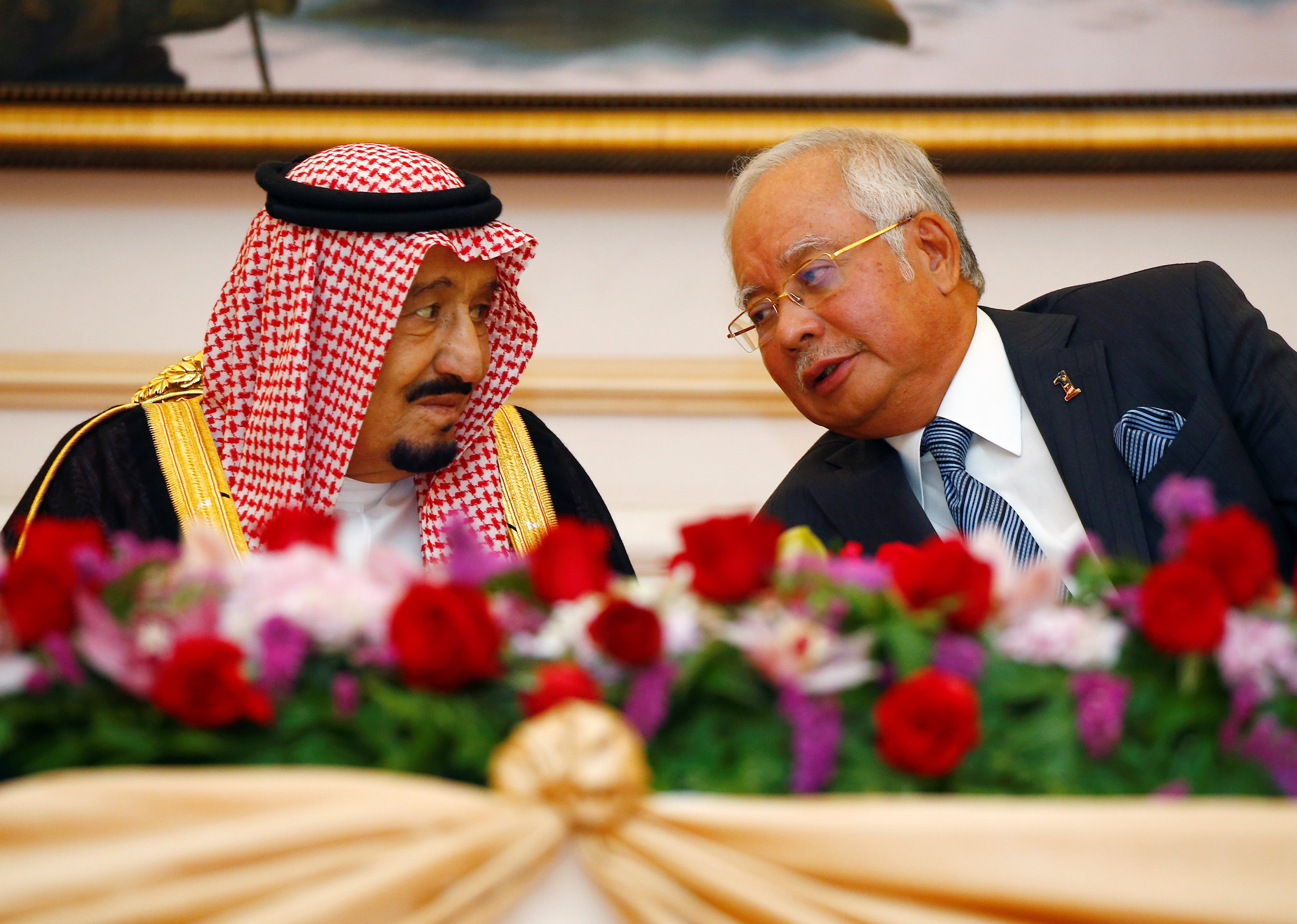 رئيس الوزراء الماليزى يتحدث مع العاهل السعودى على هامش حفل توقيع مذكرة التفاهم بين البلدين