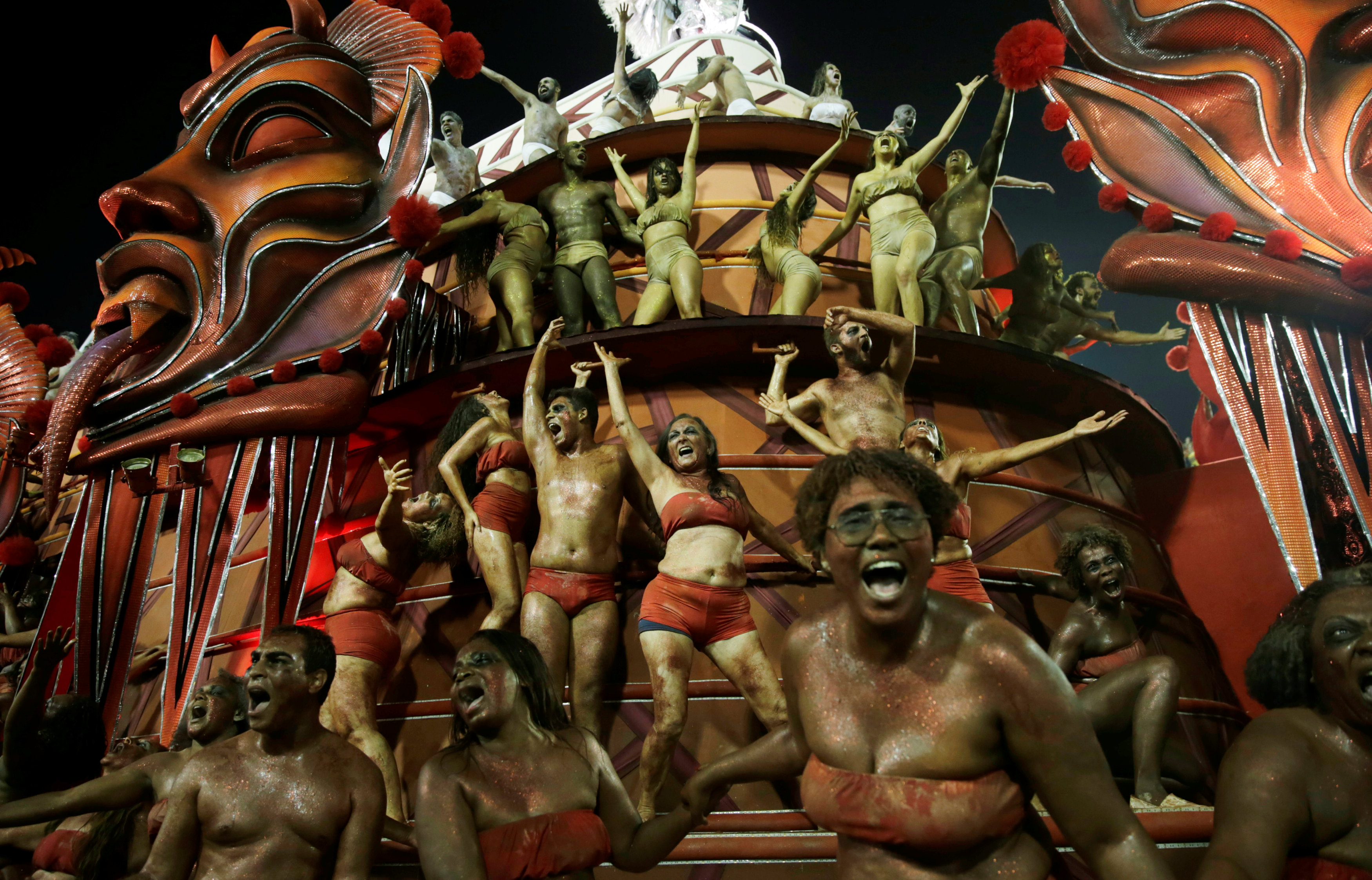 عروض فنية على التماثيل لإحياء رقصة السامبا فى البرازيل