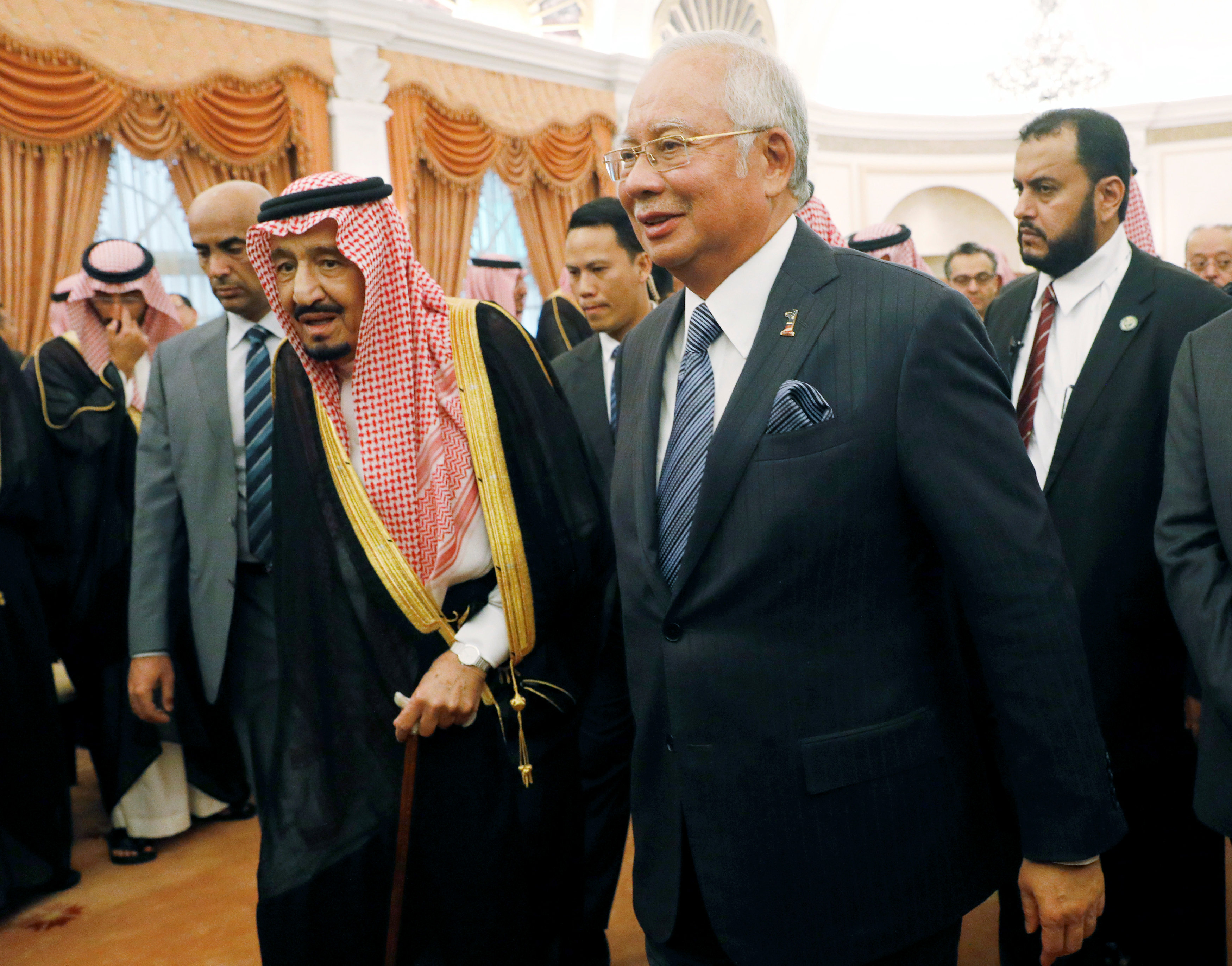 الملك سلمان يرافقه نجيب عبد الرازق رئيس وزراء ماليزيا
