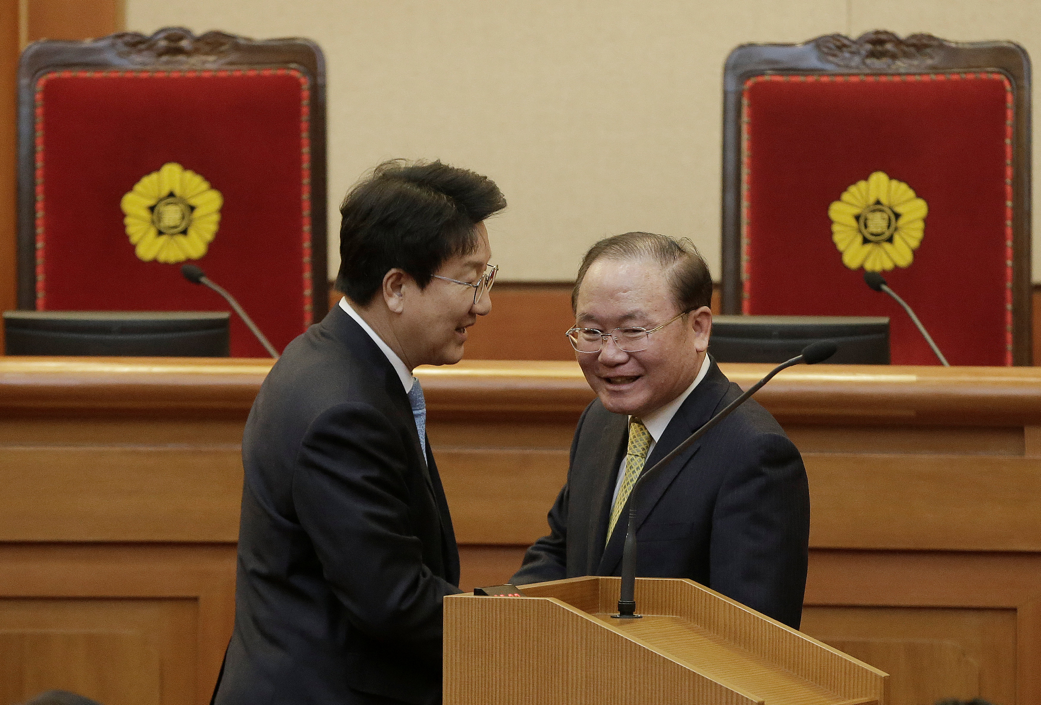 لى جونج رئيس المحكمو الدستورية الكورية الجنوبية ورئيس لجنة القضاء فى المجلس الوطنى كوون سونج دونج