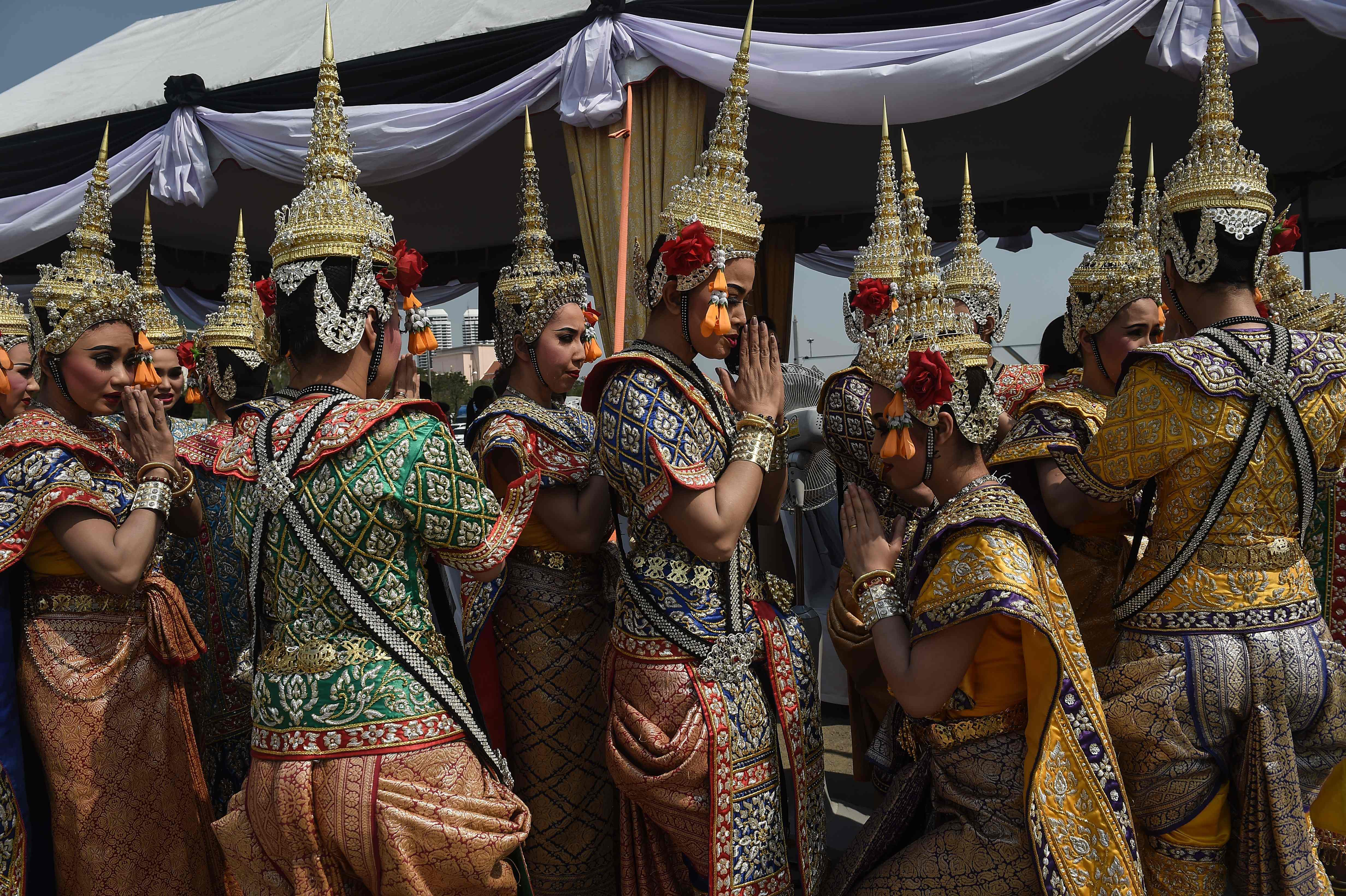 الراقصات يتابعن تدريبهمن على أداء العروض الفنية خلال محرقة ملك تايلاند الراحل
