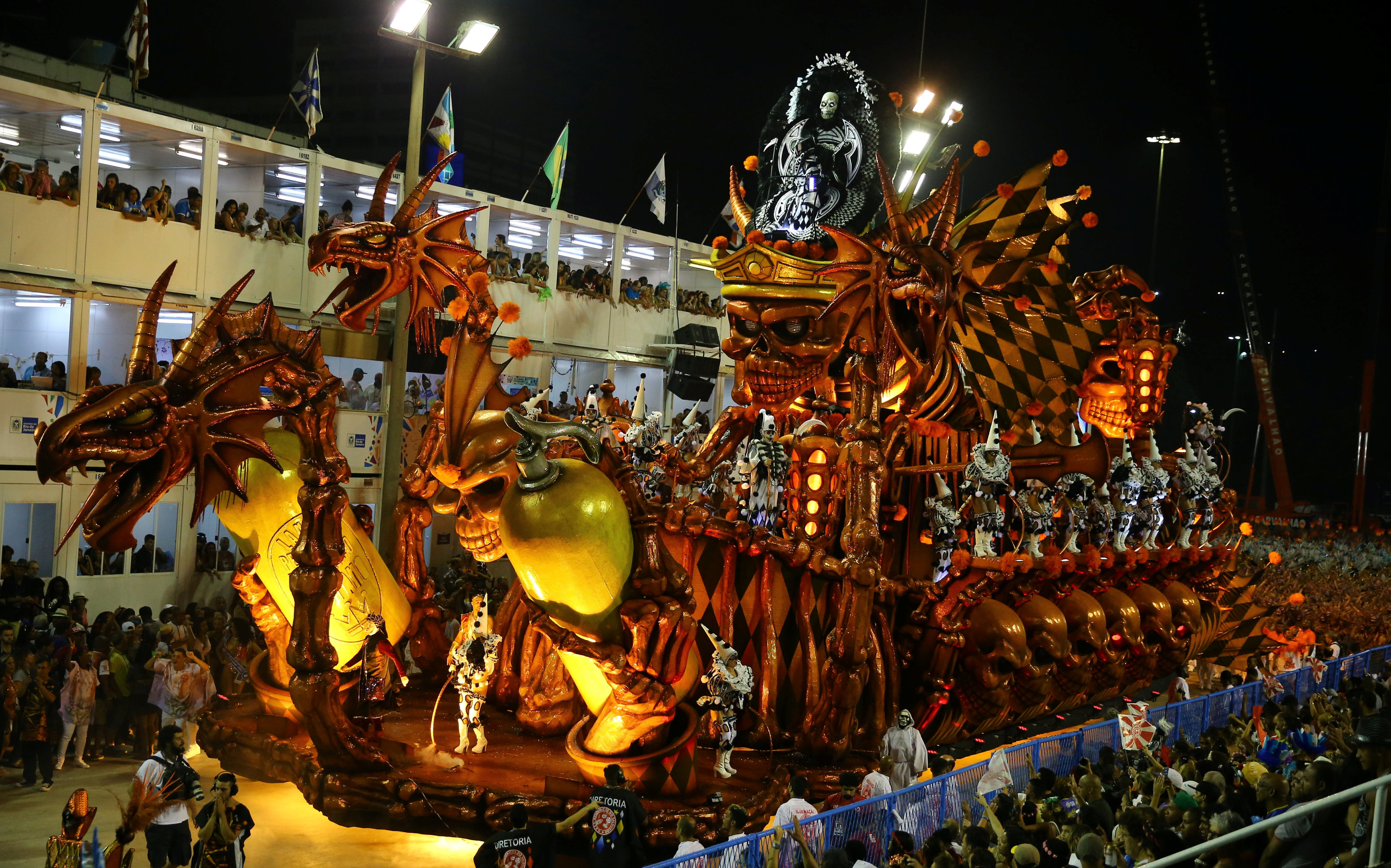 مركبة على شكل تنين خلال احتفالات كرنفال السامبا فى البرازيل