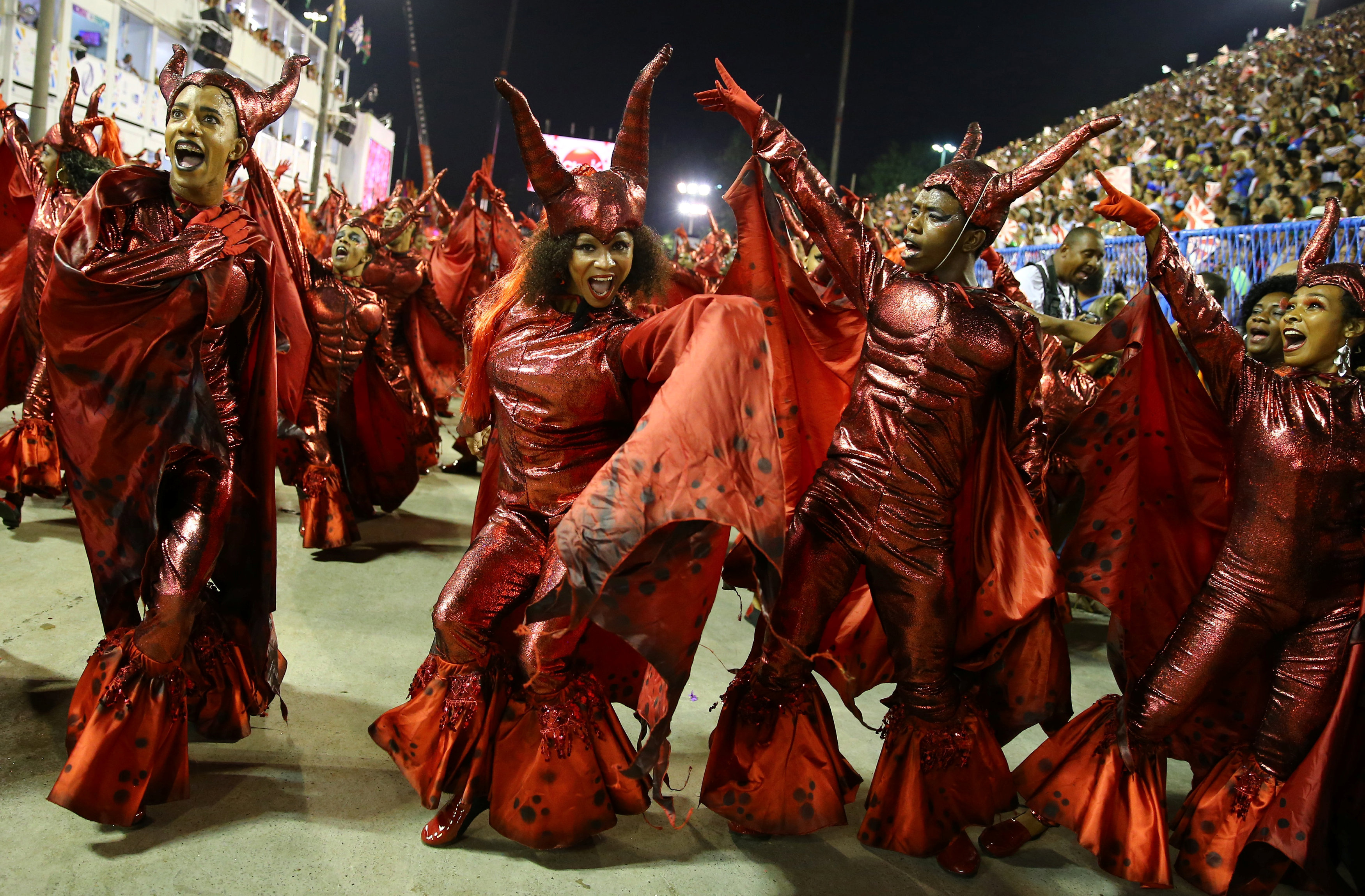 شباب يرتدون زى أحمر خاص للاحتفالا بكرنفال رقصة السامبا فى البرازيل