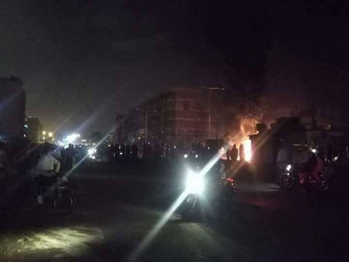 اشتباكات الشرطة وشباب منطقة فاطمة الزهراء اثر اشعال اطارات سيارات (2)