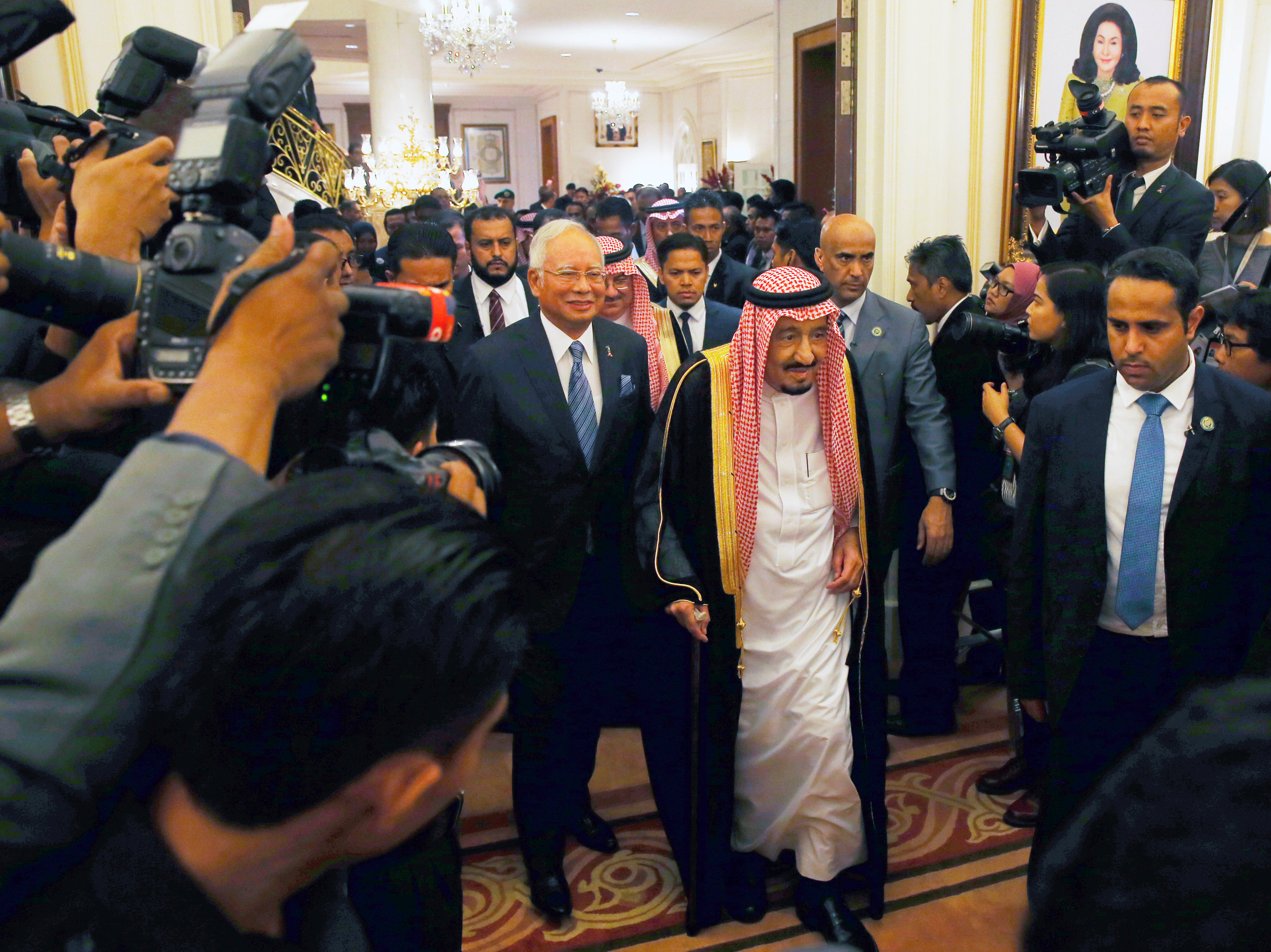 وسائل الإعلام تلتف حول الملك سلمان خلال زيارته لماليزيا وبرفقته رئيس الوزراء الماليزى