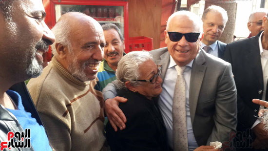 محافظ بورسعيد يقبل راس "ايزيس"