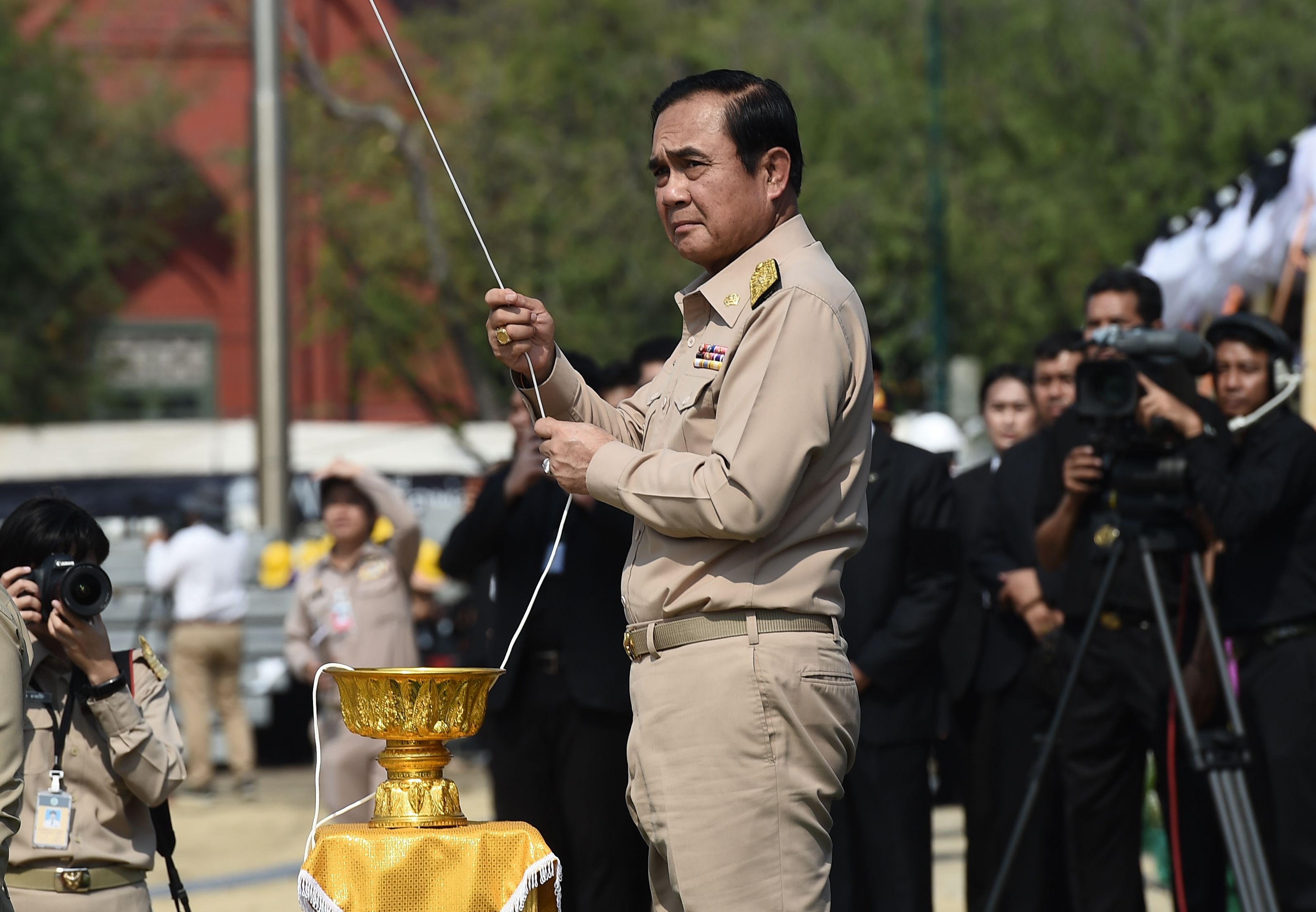 رئيس الوزراء التايلاندى برايوت تشان أوتشا يرفع علم الدولة على منصة المحرقة الجنائزية لملك تايلاند الراحل