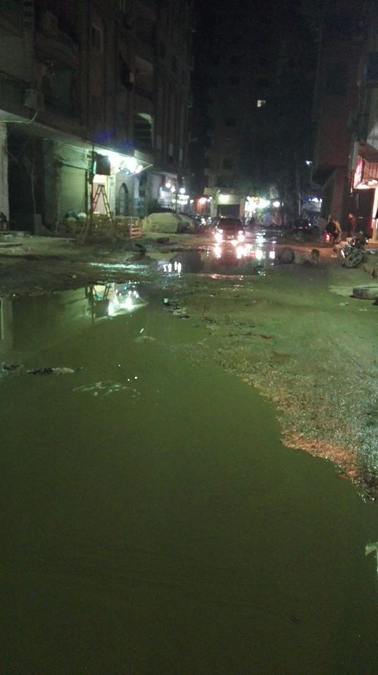 مياه الصرف الصحى تغرق الشارع