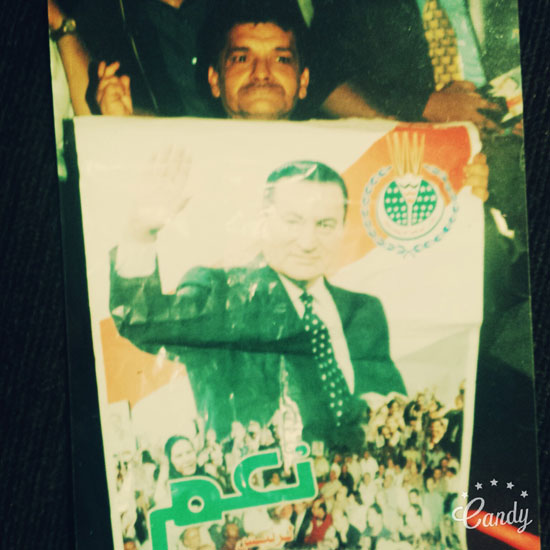  الزينى يحمل صورة الرئيس الأسبق مبارك