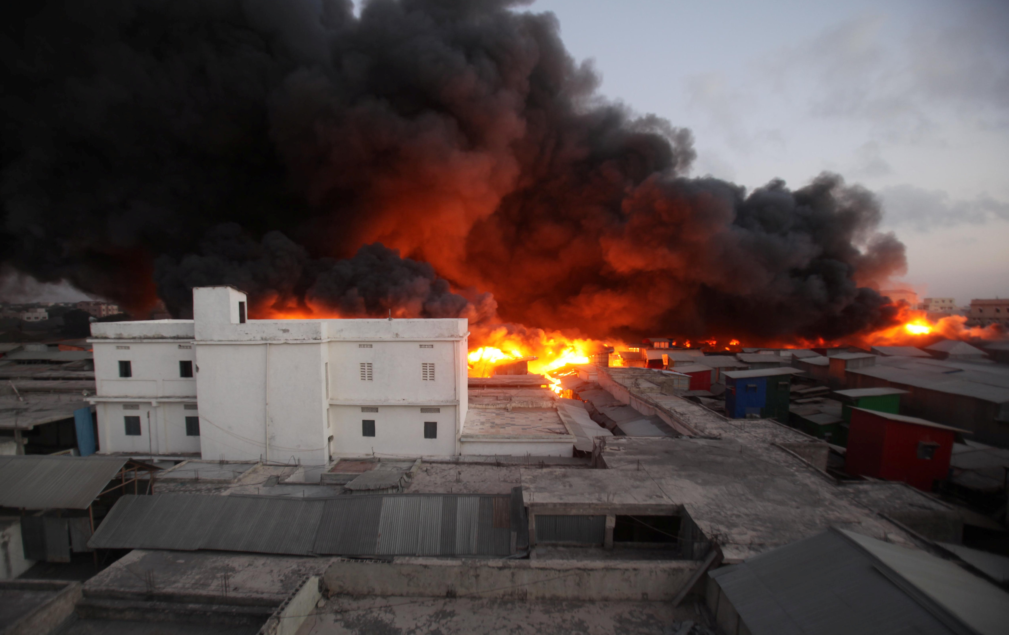 حريق هائل فى سوق بالعاصمة الصومالية مقديشو