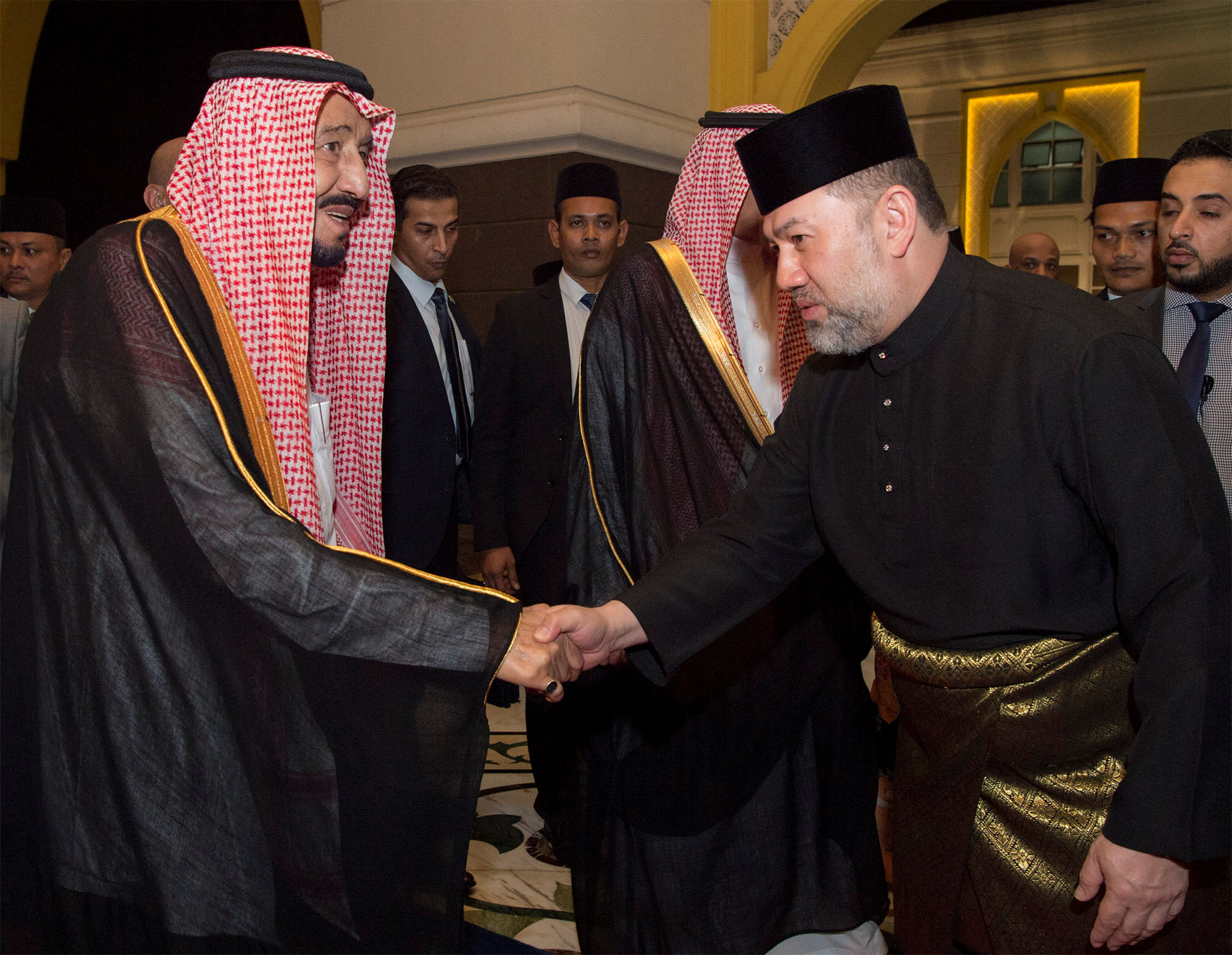 الملك محمد الخامس يستقبل العاهل السعودى فى العاصمة الماليزية بوتراجايا