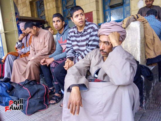 الركاب فى انتظار القطار بعد تأخره عن ميعاده