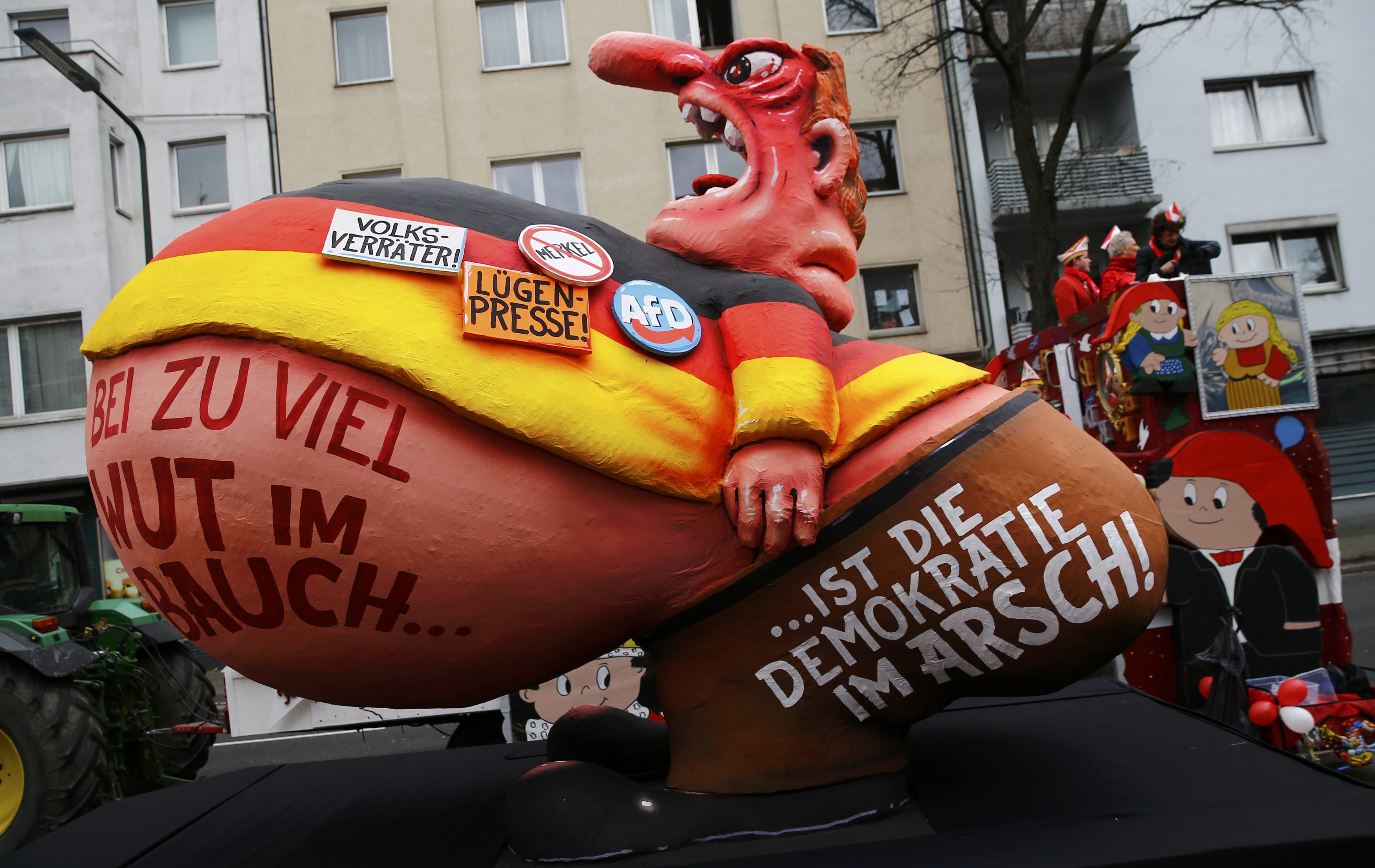 مجسمات ضخمة فى احتفالات كرنفال روز بألمانيا