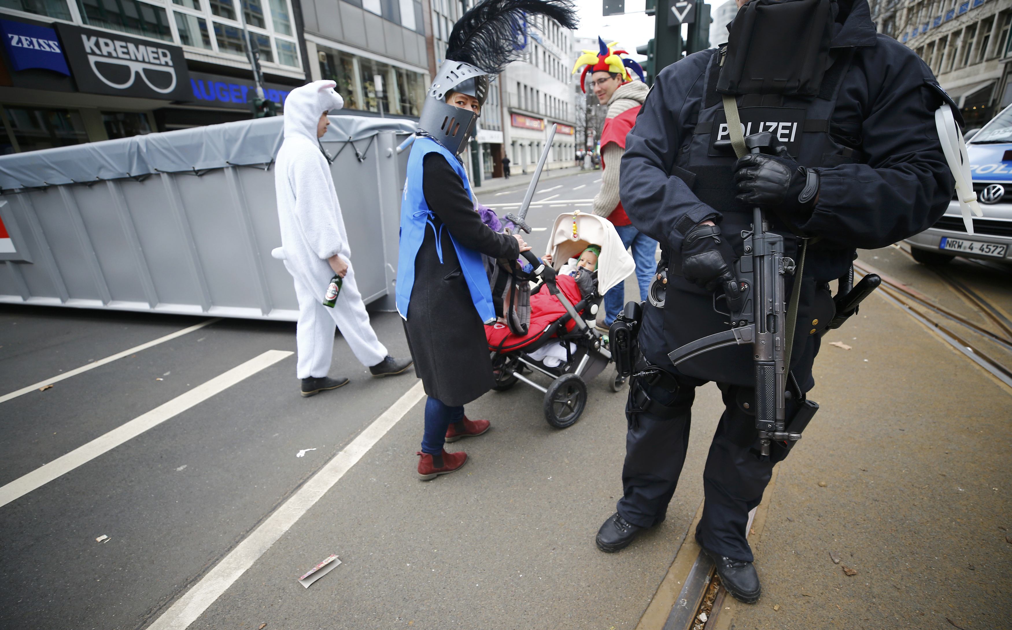 فرد مسلح من الشرطة الألمانيى يؤمن مدخل كرنفال روز