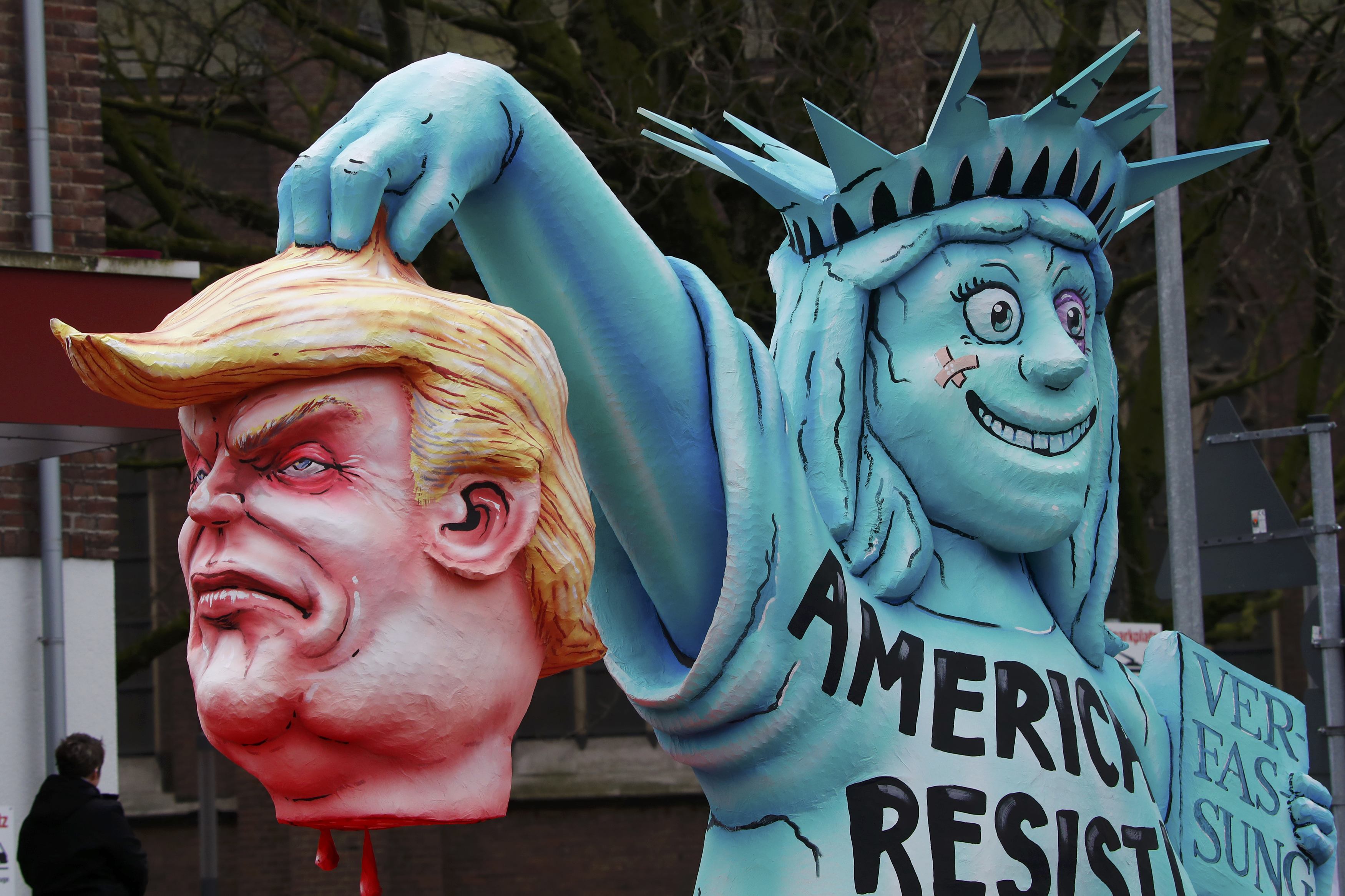 1- تمثال الحرية يقطع رأس ترامب فى كرنفال روز بألمانيا
