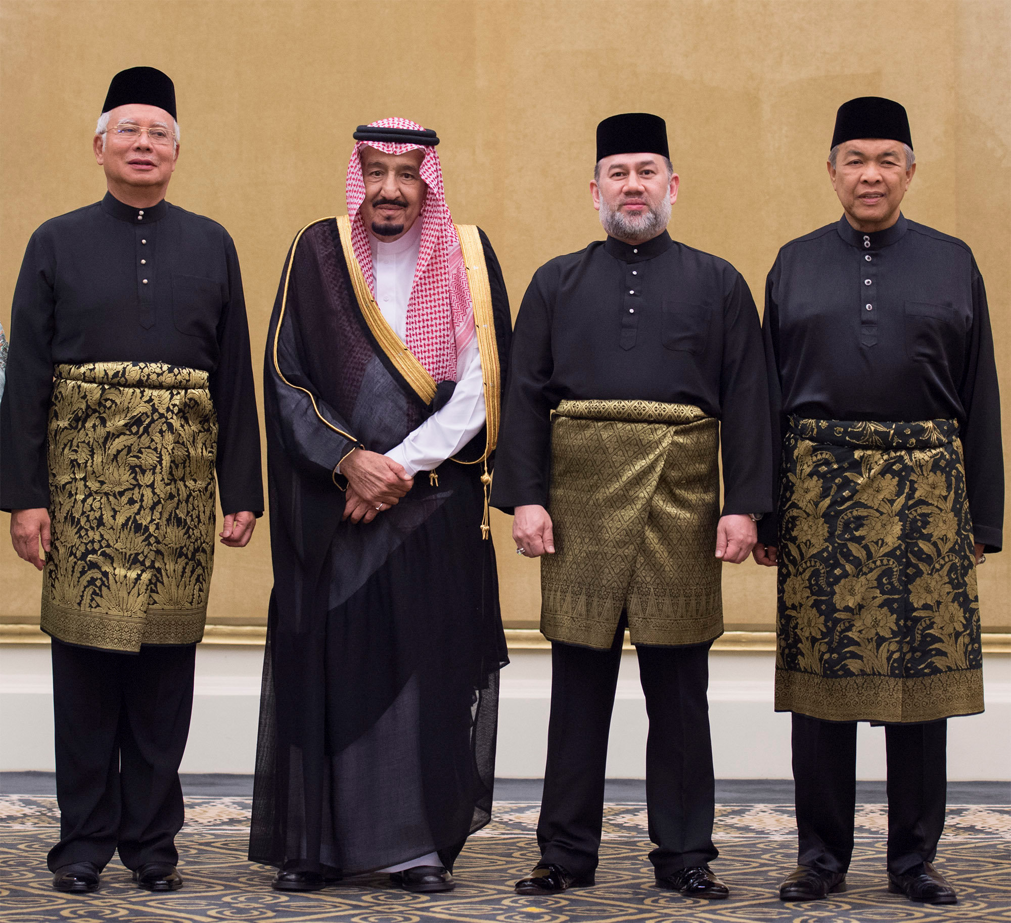 الملك سلمان يلتقط صورة تذكارية مع الملك محمد الخامس ملك ماليزيا ورئيس الوزراء الماليزى