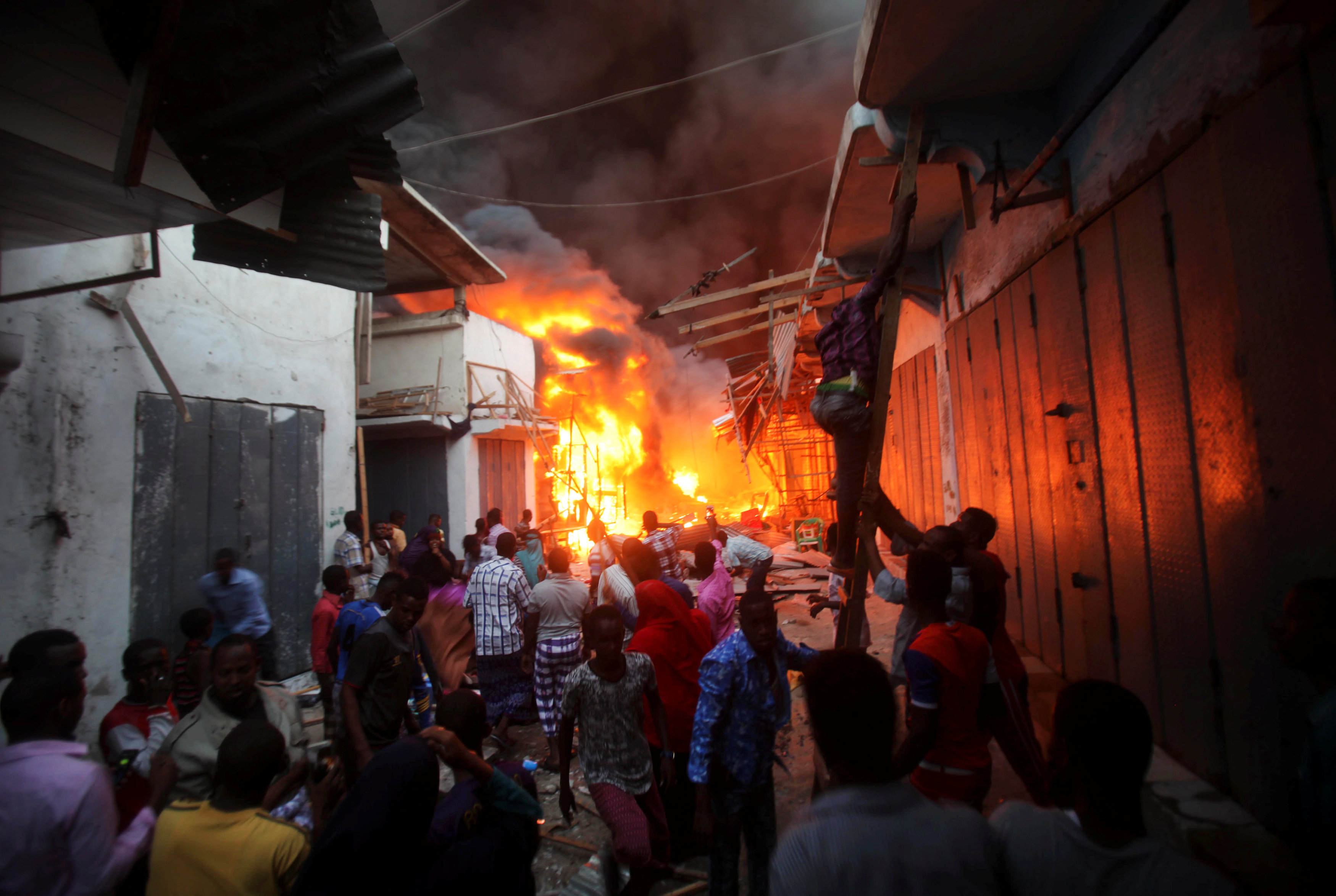 مواطنون يحتشدون خارج النيران المشتعلة فى سوق بالصومال
