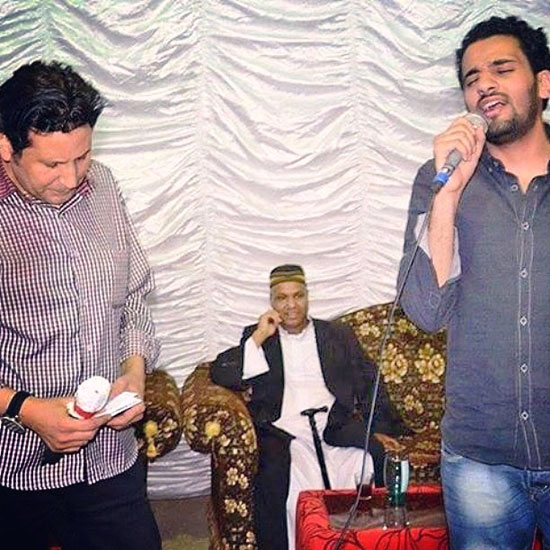 الفنان أحمد جوهر مع عبد الله ينشدان بساحة المرتضي