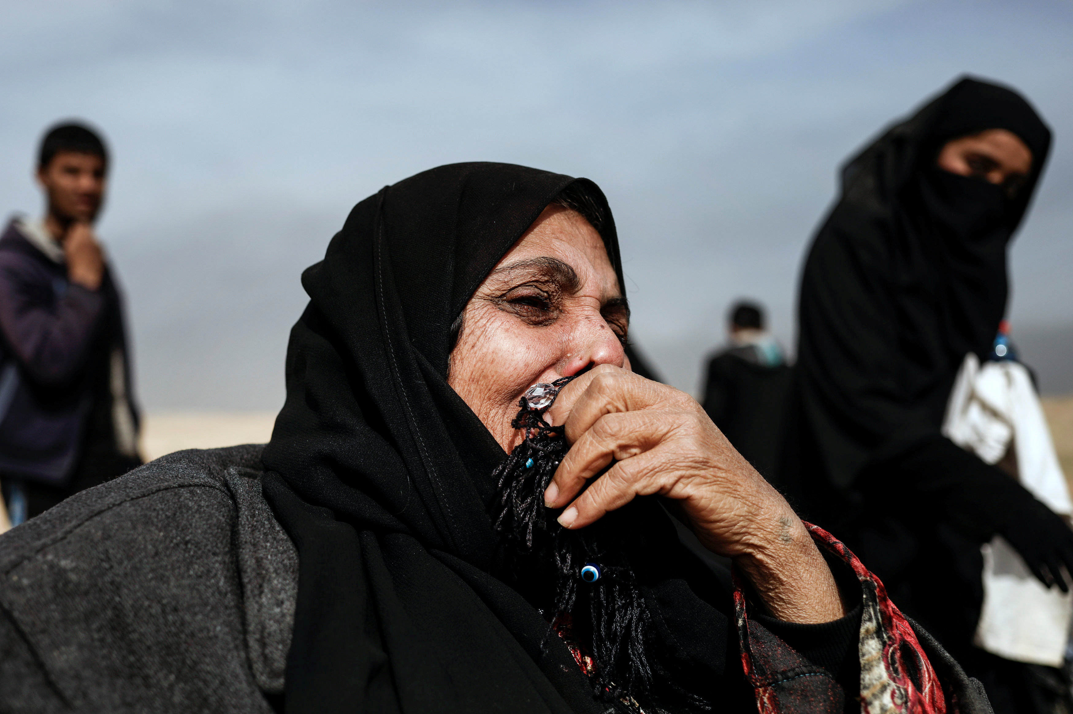 سيدة عراقية تبكى بعد هروبها من بين يدى تنظيم داعش