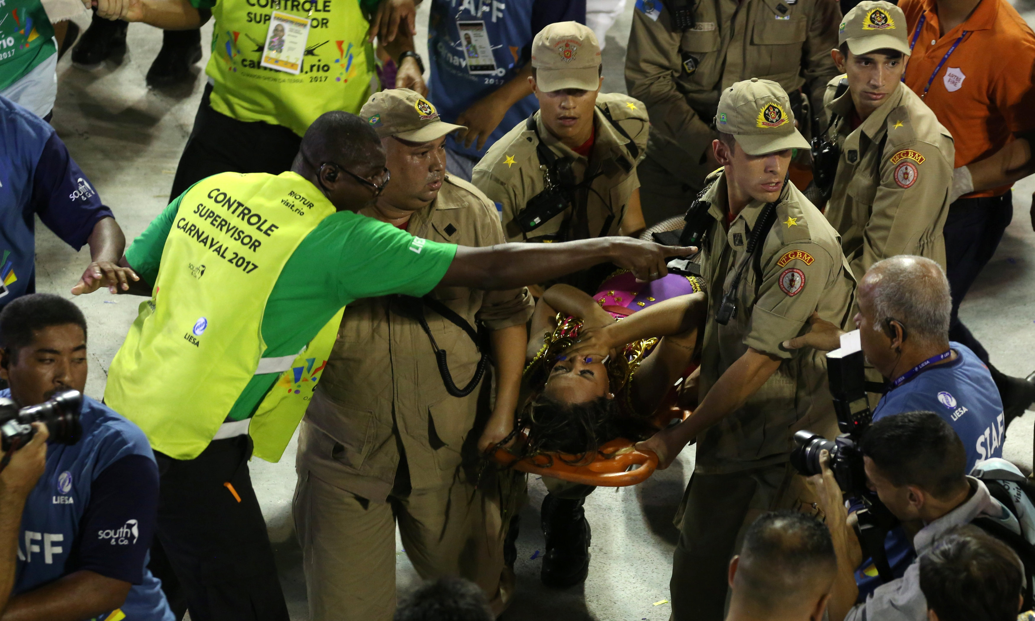 رجال الإنقاذ يحملون أحد المصابين لتلقى العلاج