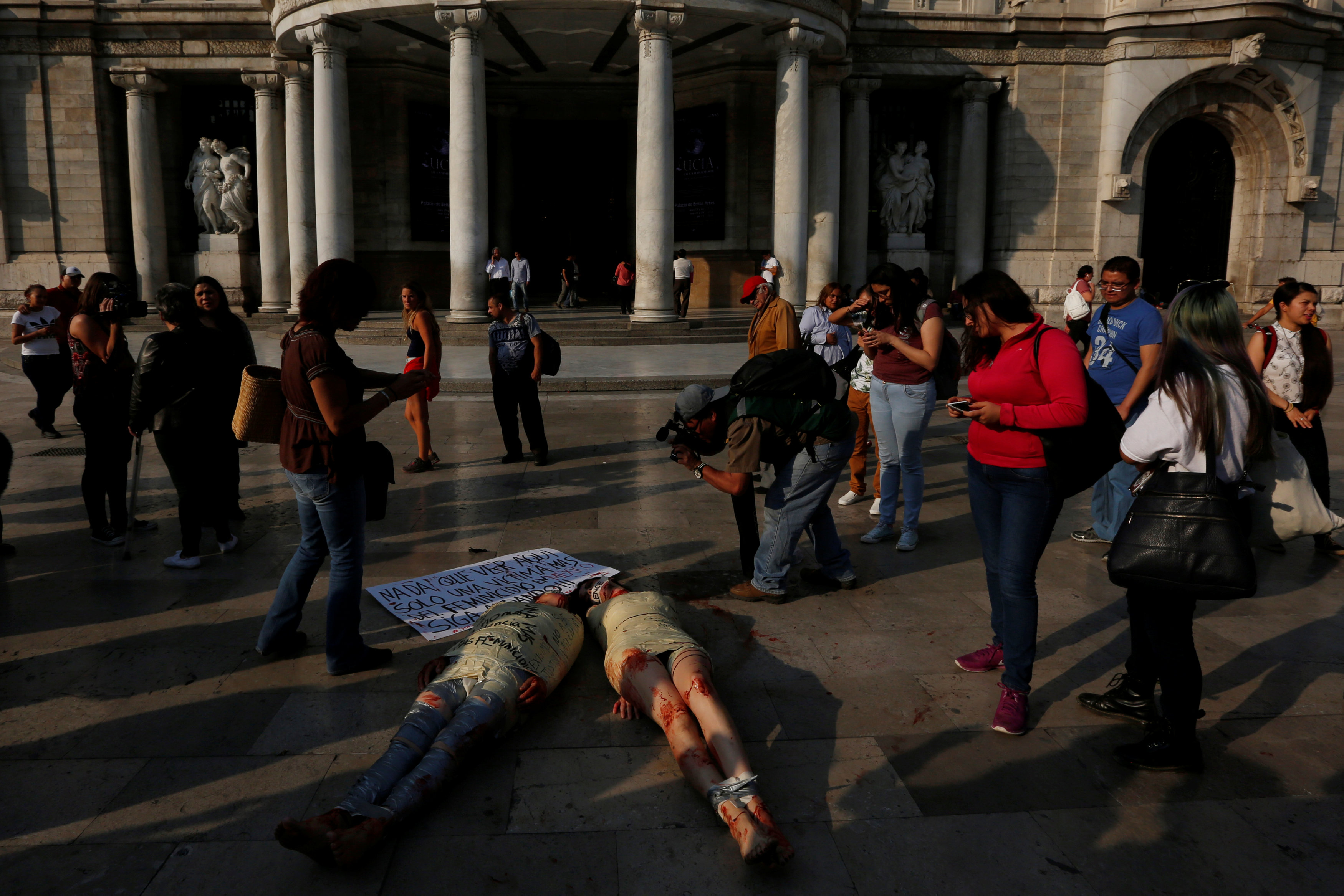احتجاجات بالجثث المزيفة ضد قتل النساء فى المكسيك