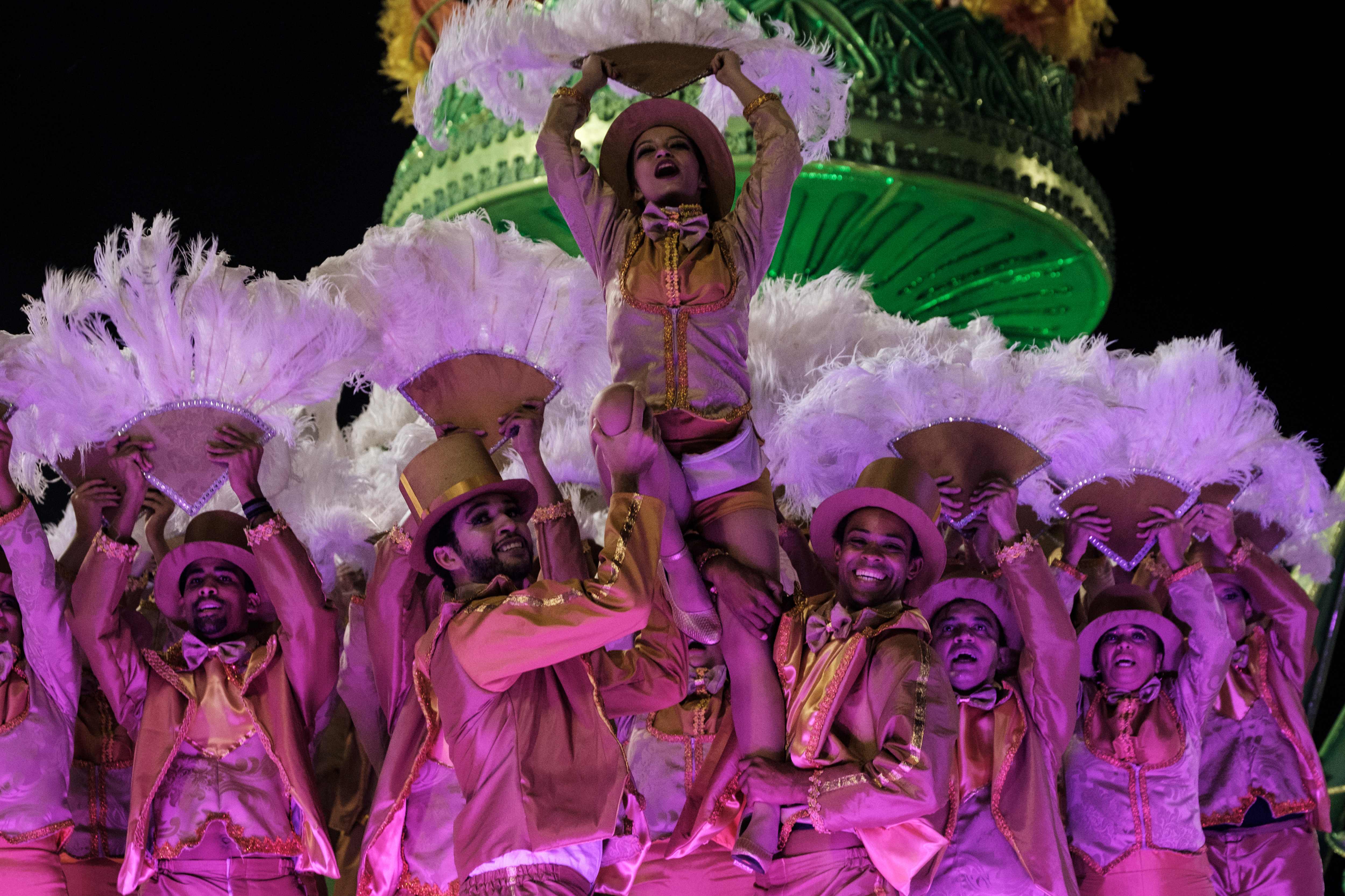 عروض فنية فى الكرنفال الشعبى لاحياء رقصة السامبا فى البرازيل