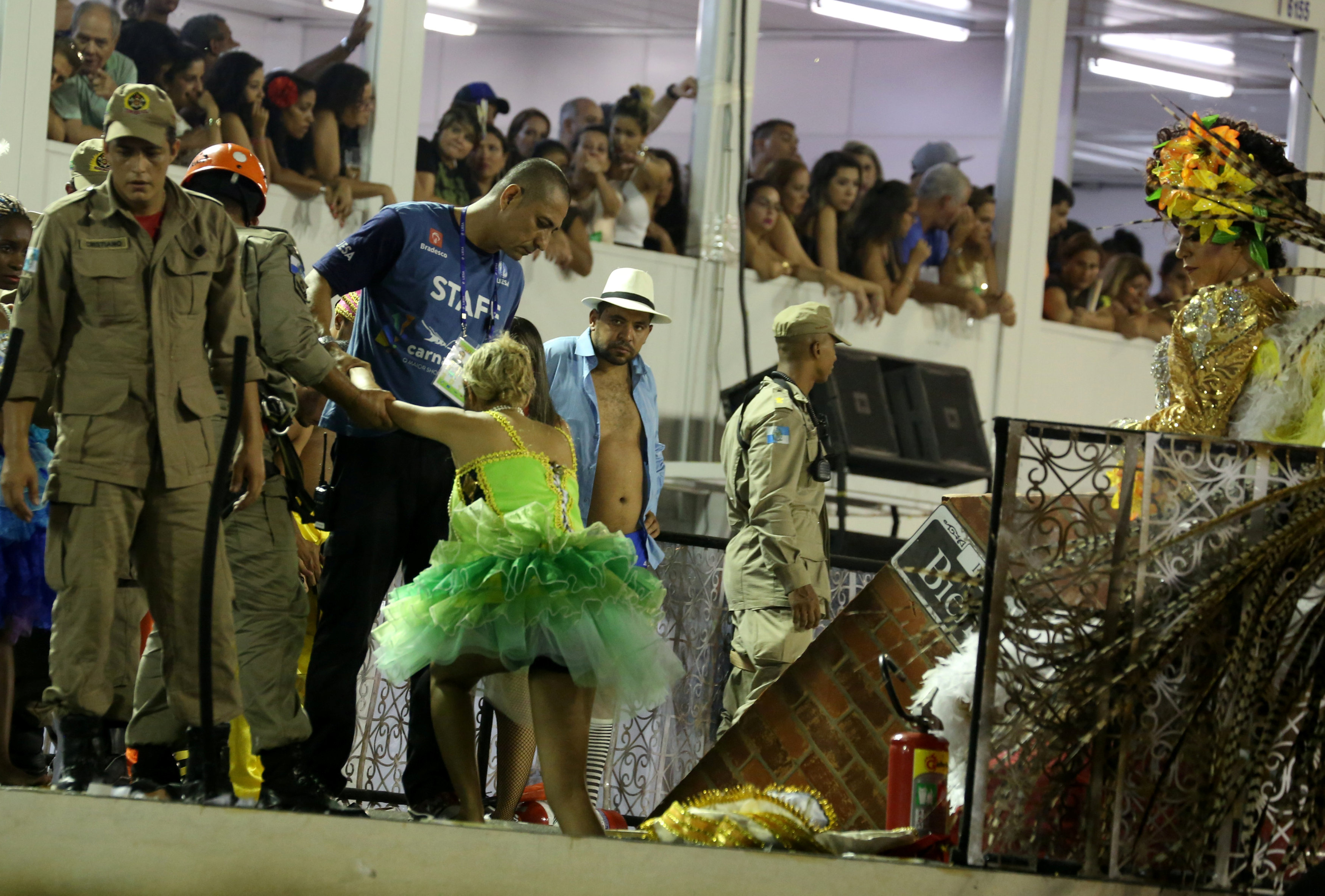 رجال الإنقاذ يساعدون الفنانون على الخروج من موقع الحادث