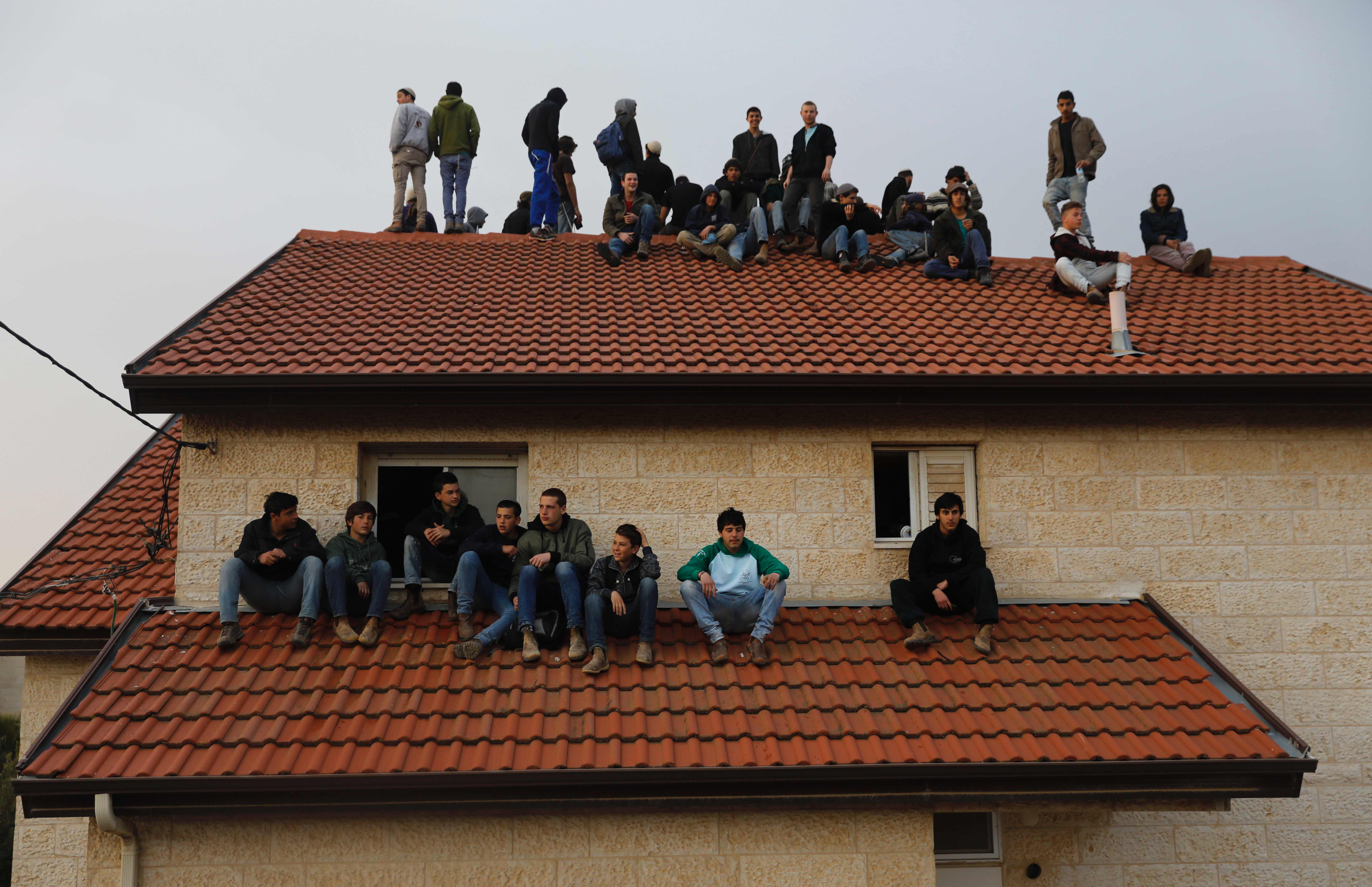إسرائيلون يحتجون على هدم منازل مستوطنين فى الضفة الغربية المحتلة