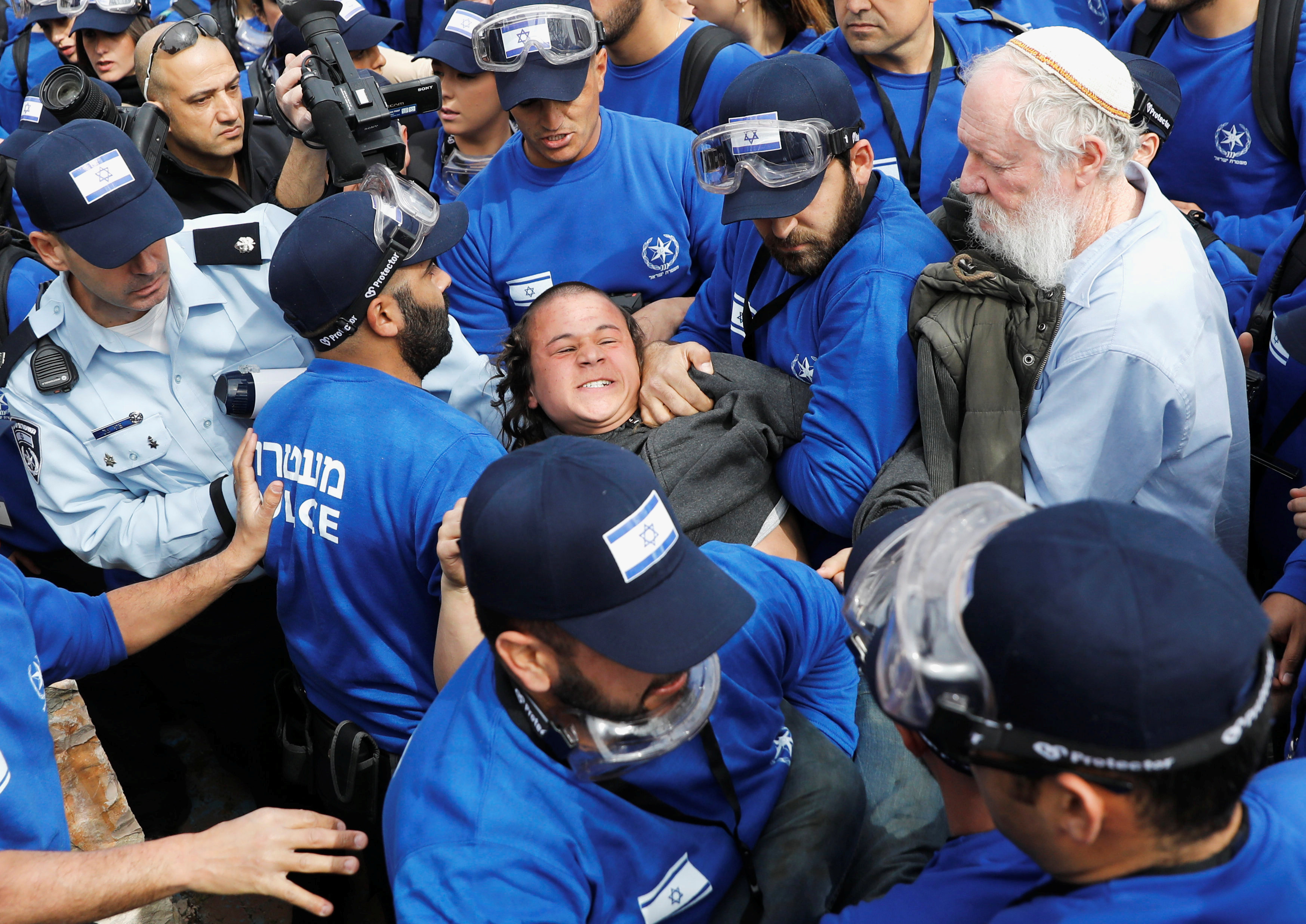 شرطة الاحتلال الإسرائيلى مع مؤيدى الاستيطان