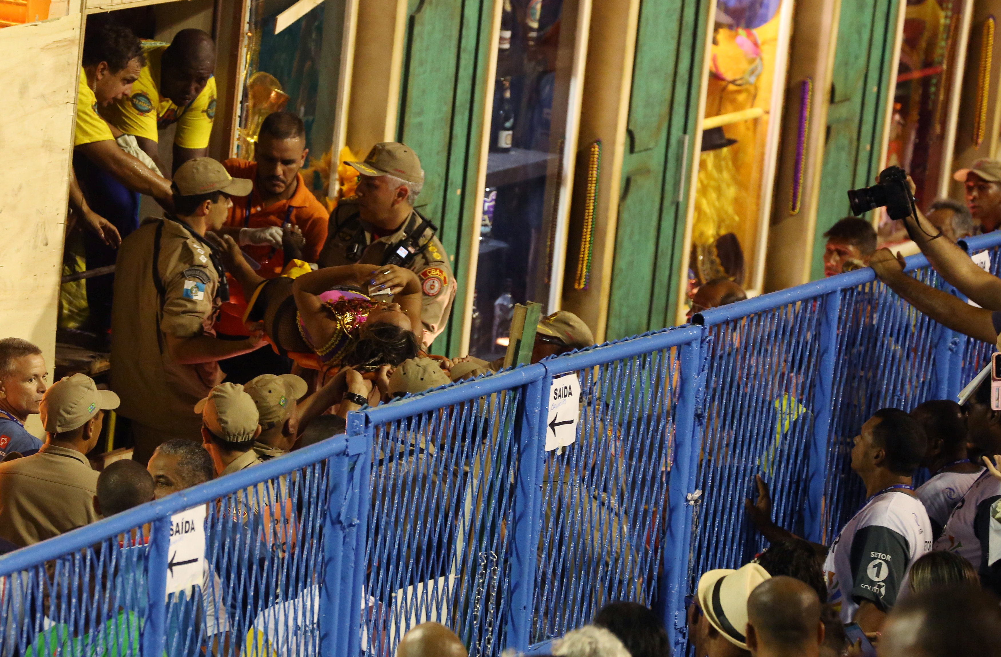 رجال الإنقاذ يصلون مقر الكرنفال الشعبى فى البرازيل بعد وقوع حادث