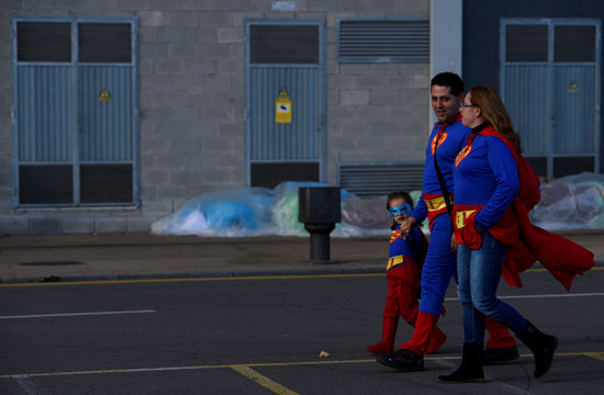 أسرة ترتدى ملابس سبايدرمان 