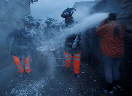 الرش بالدقيق عنوان المهرجان 