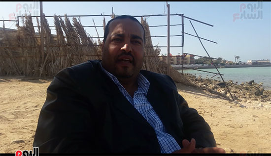 عامر شبيب أحد أصحاب البازارات السياحية