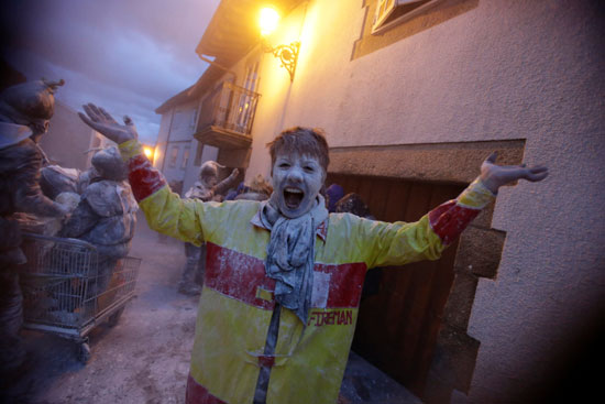 انطلاق كرنفال استقبال الربيع فى إسبانيا